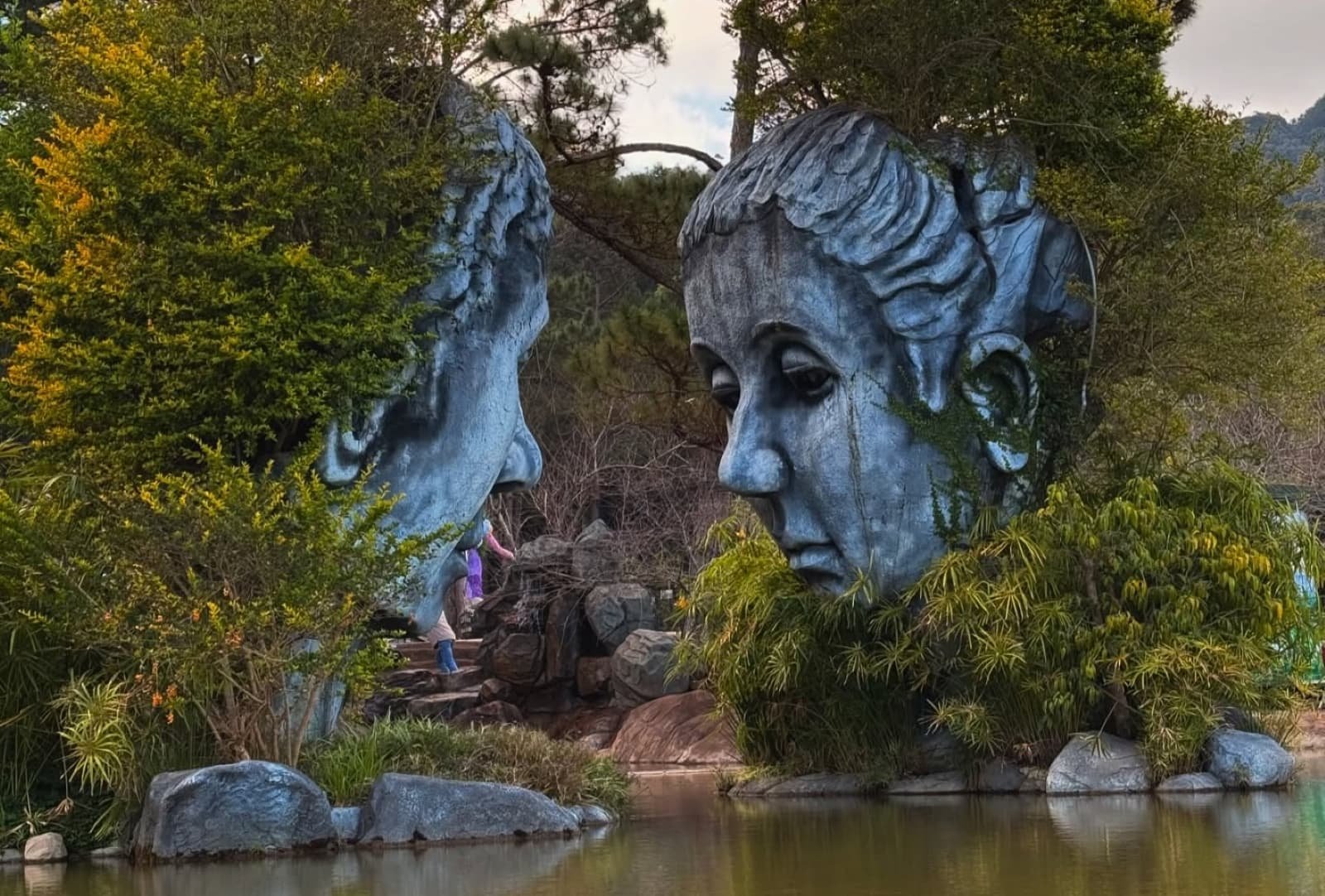 Глиняная деревня (Clay Tunnel) в окрестностях Далата: парк под открытым небом со скульптурами из красной базальтовой глины, извилистый маршрут около 1 км, композиции по истории и символам города. Экскурсия TianaTours из Нячанга.