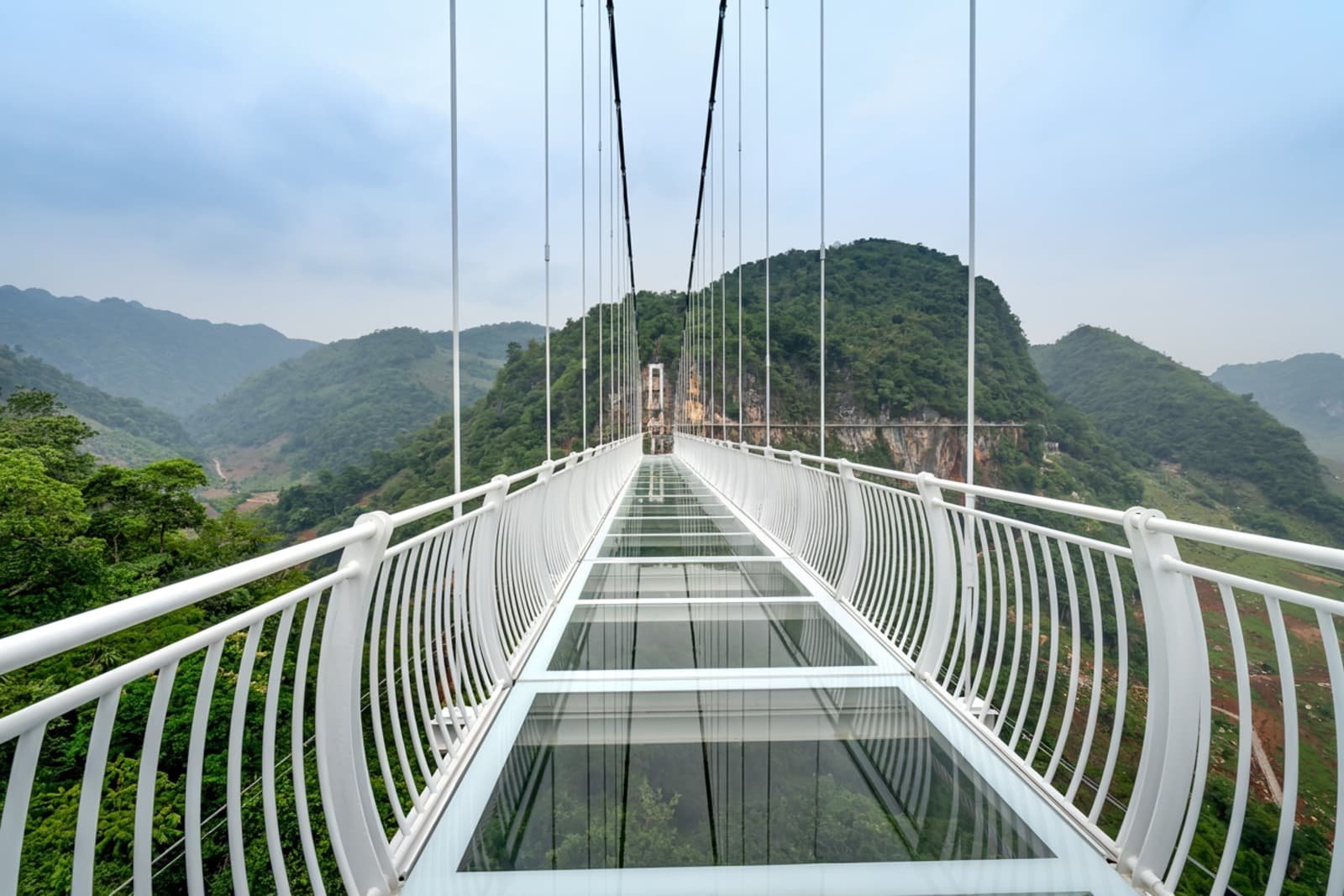 Стеклянный мост в Далате длиной 325 м на высоте около 90 м над лесом; соединяет «Долину Любви» и «Холм Мечты», обзорная площадка с видами на горы и долины. Экскурсия TianaTours из Нячанга.
