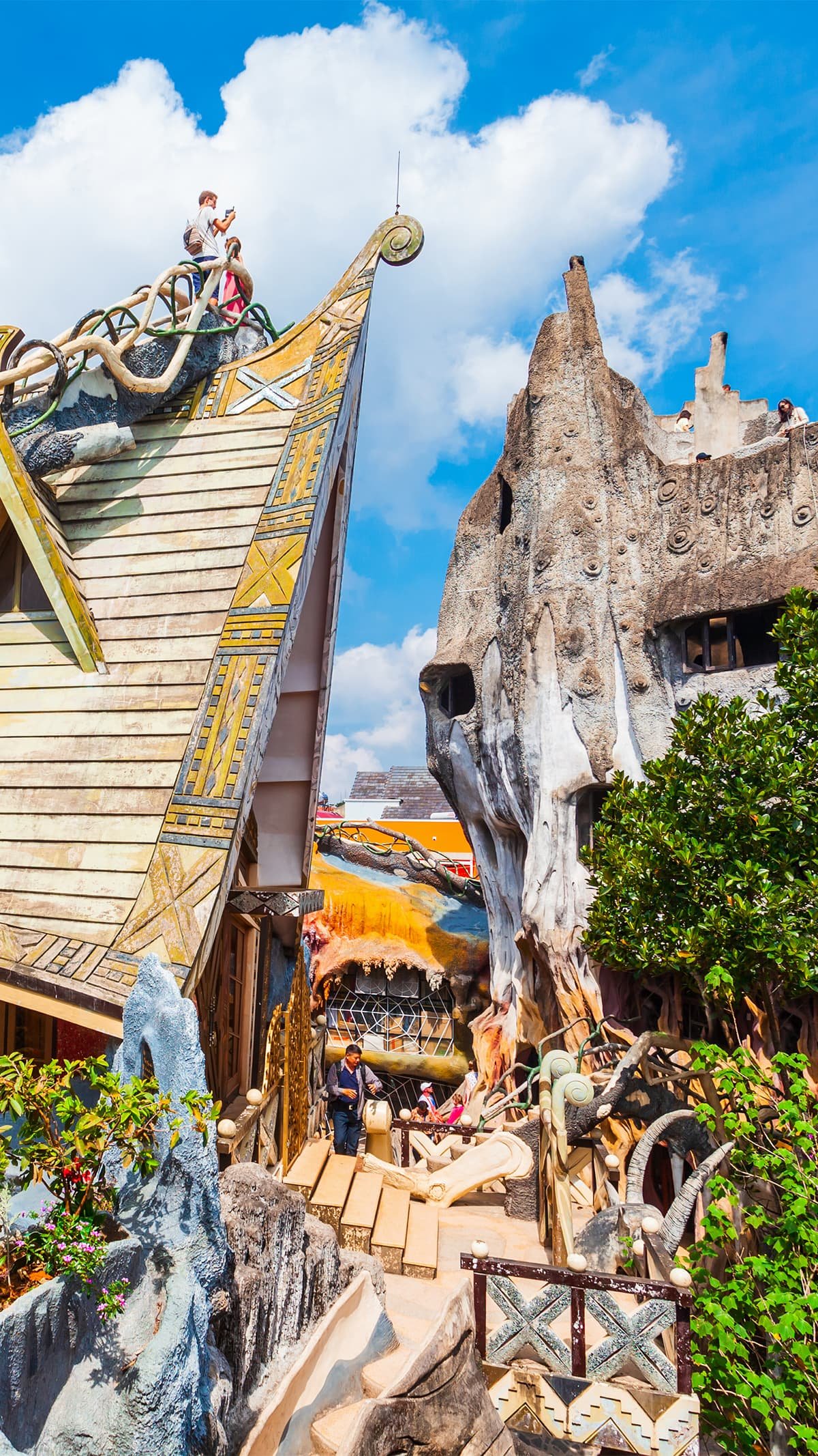 Экскурсия TianaTours из Нячанга: Crazy House в Далате, сказочный дом-дерево без прямых углов, гроты, витражи и лабиринты.