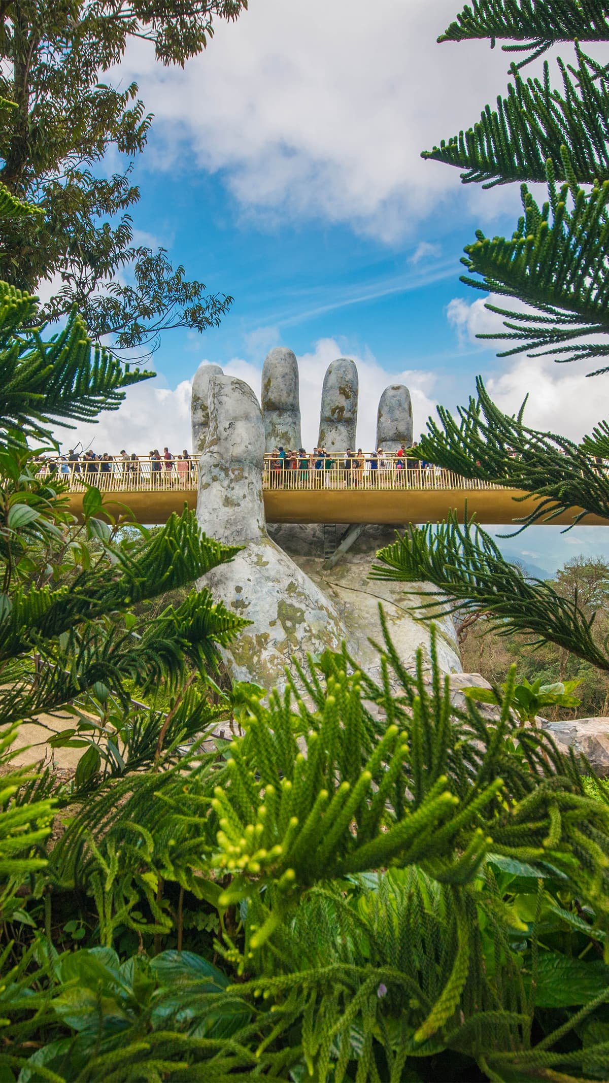 Экскурсия TianaTours из Нячанга: Золотой мост на Ба На, гигантские руки держат его в туманной высоте среди облаков.