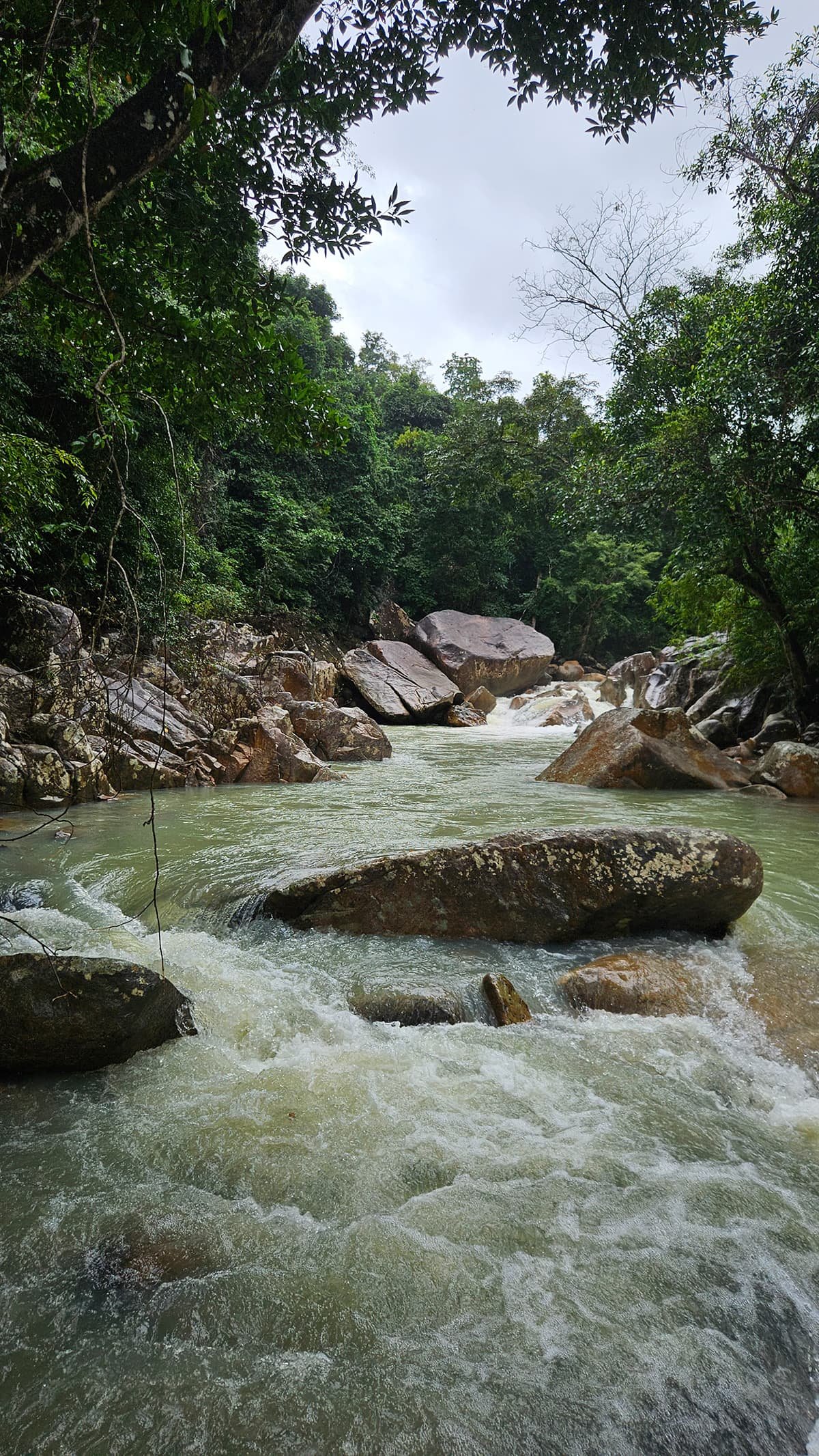 Экскурсия TianaTours из Нячанга: водопад Ba Ho, три каскада и озёра в скалах, прохладная тень джунглей, треккинг по скалам.