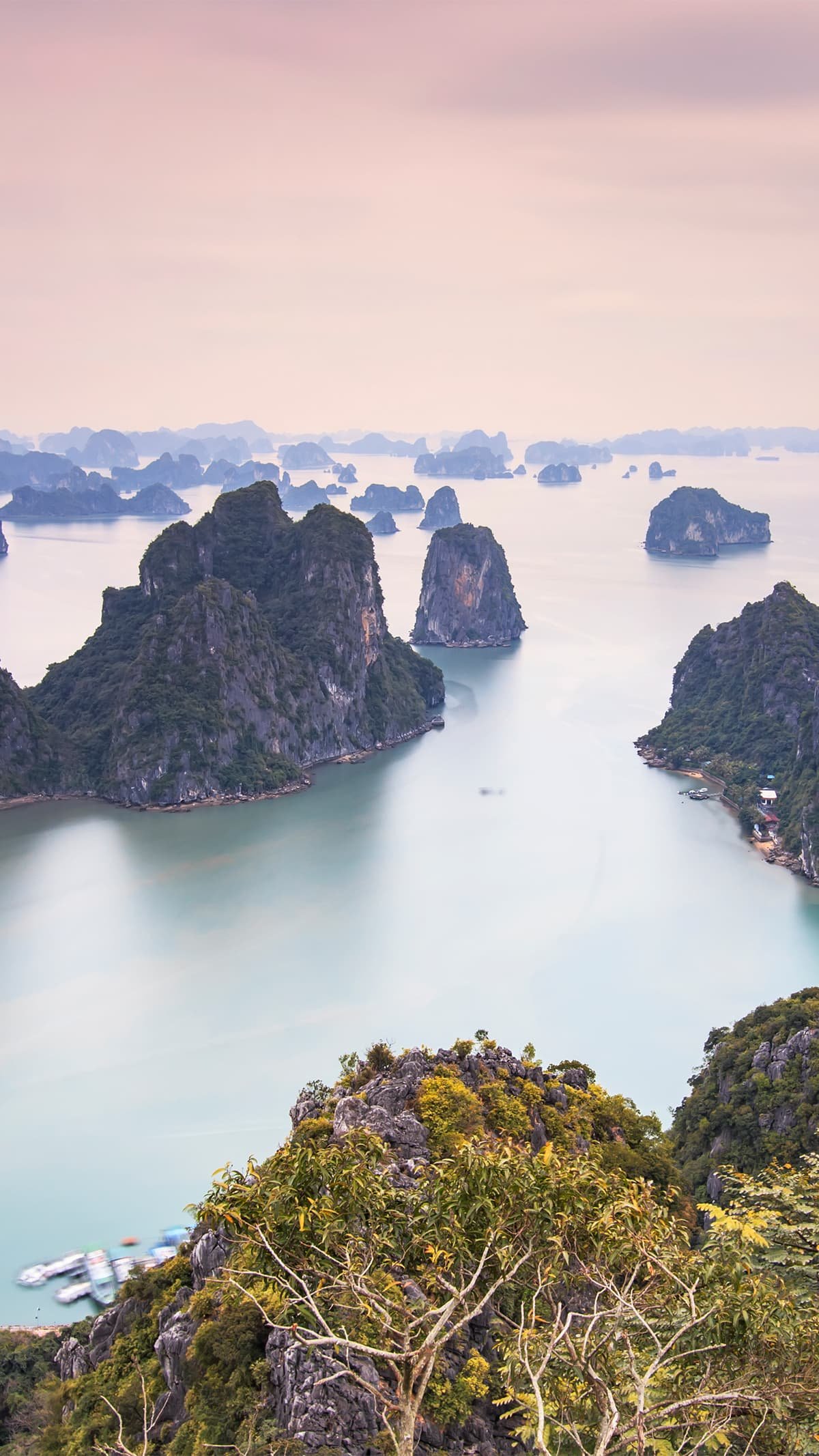 Экскурсия TianaTours из Нячанга: бухта Халонг, каменный лабиринт островов и легенда о драконах, рассыпавших жемчуг.