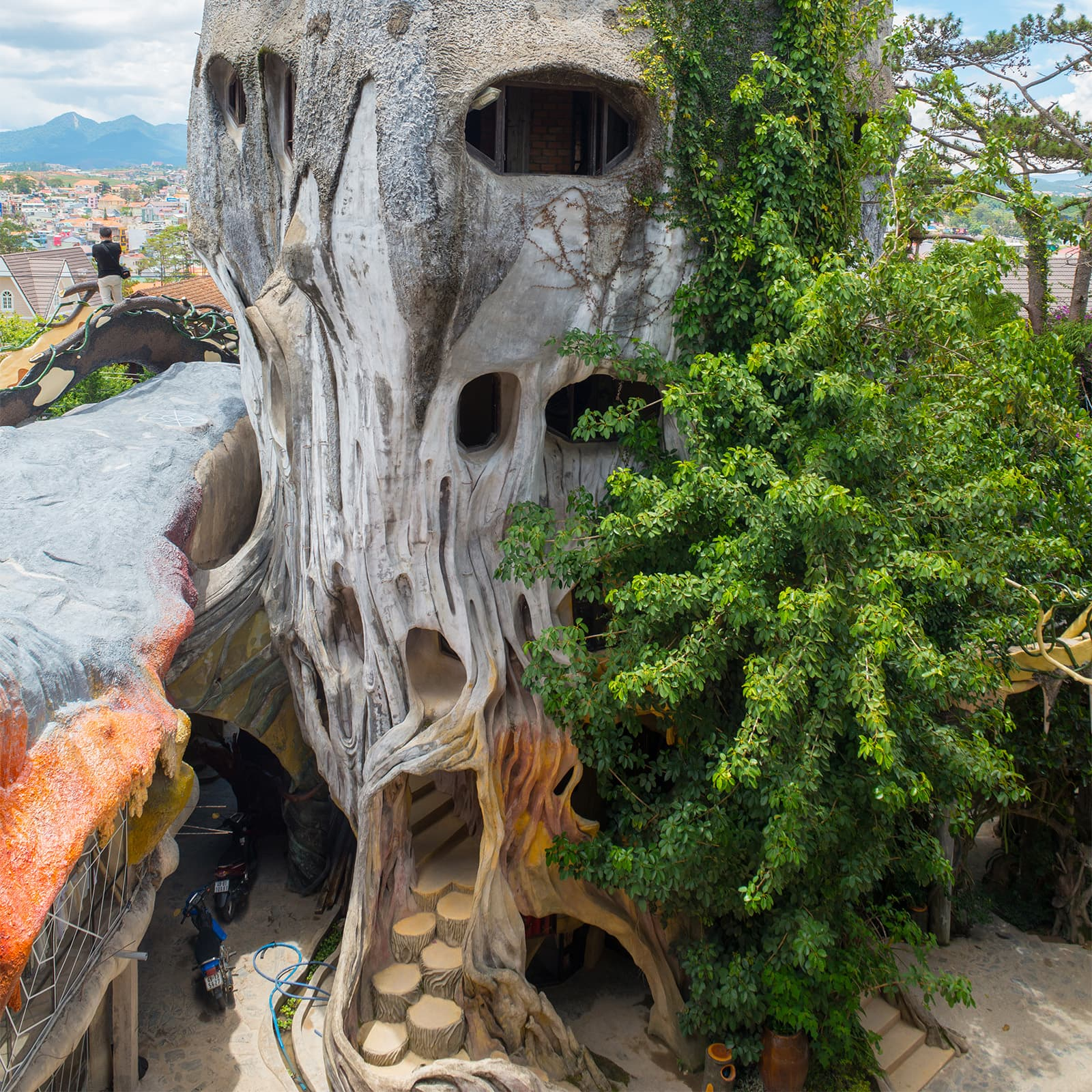 Crazy House в Далате с каменными корнями, лестницами-ветвями и извилистыми переходами создаёт ощущение прогулки внутри огромного живого дерева