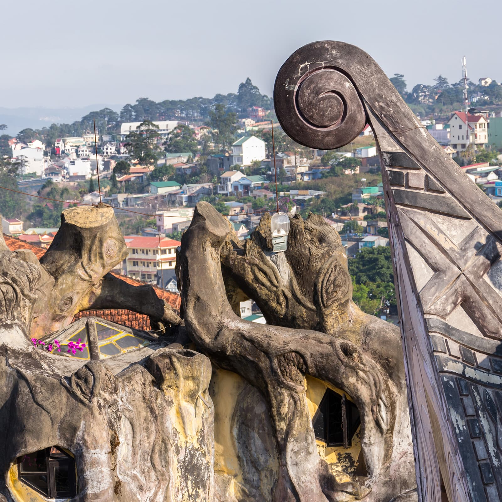 Крейзи хаус Далат экскурсия из Нячанга — популярная остановка маршрутов TianaTours по горному городу с необычной архитектурой и атмосферой сказки