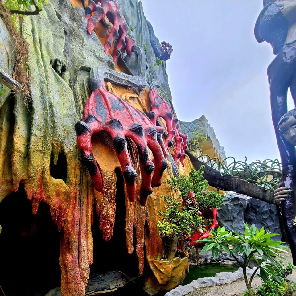 Сумасшедший дом Crazy House в Далате — популярная остановка экскурсионных маршрутов по городу, где туристы гуляют по мостикам и лестницам среди сказочных форм