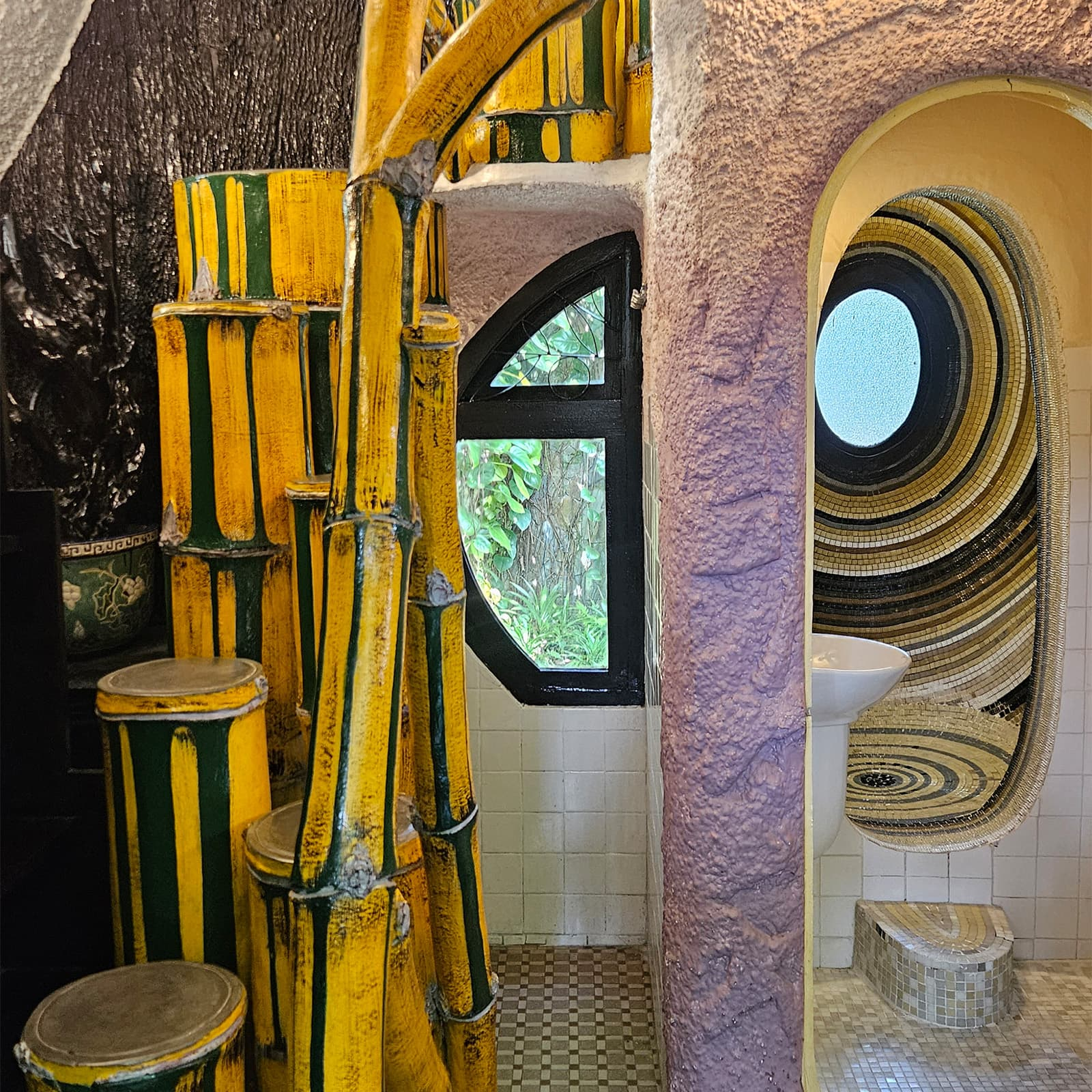 Crazy House Далат с видом на сосновые холмы Ламдонга — необычная архитектурная достопримечательность, которую часто включают в экскурсии в Далат из Нячанга