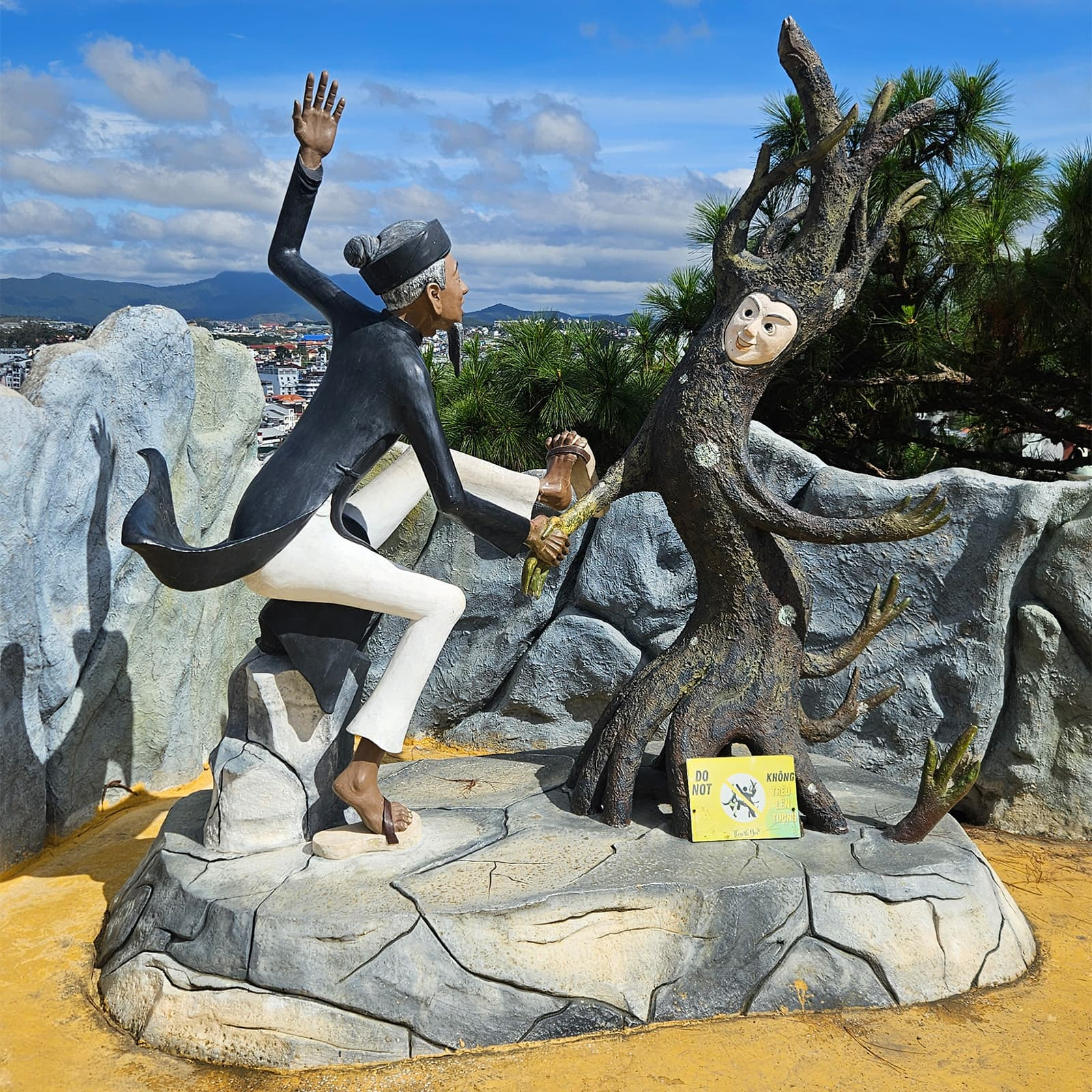 Крейзи хаус Далат экскурсия из Нячанга с TianaTours — прогулка по самому необычному дому города с фантастическими лестницами и переходами среди бетонных деревьев