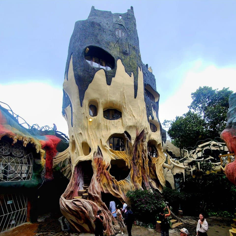 Crazy House в Далате с извилистыми мостиками и башнями, напоминающими гигантские деревья и скалы — необычная архитектурная достопримечательность, которую часто включают в экскурсии в Далат из Нячанга
