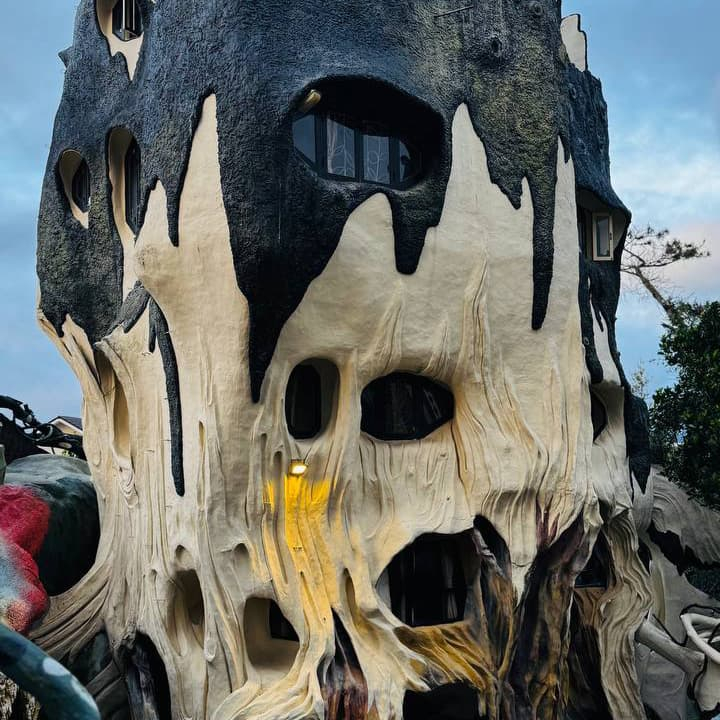 Крейзи хауз Далат Вьетнам — фантастический дом-лабиринт с лестницами, пещерными окнами и каменными ветвями, популярная остановка маршрутов TianaTours по горному городу Далат