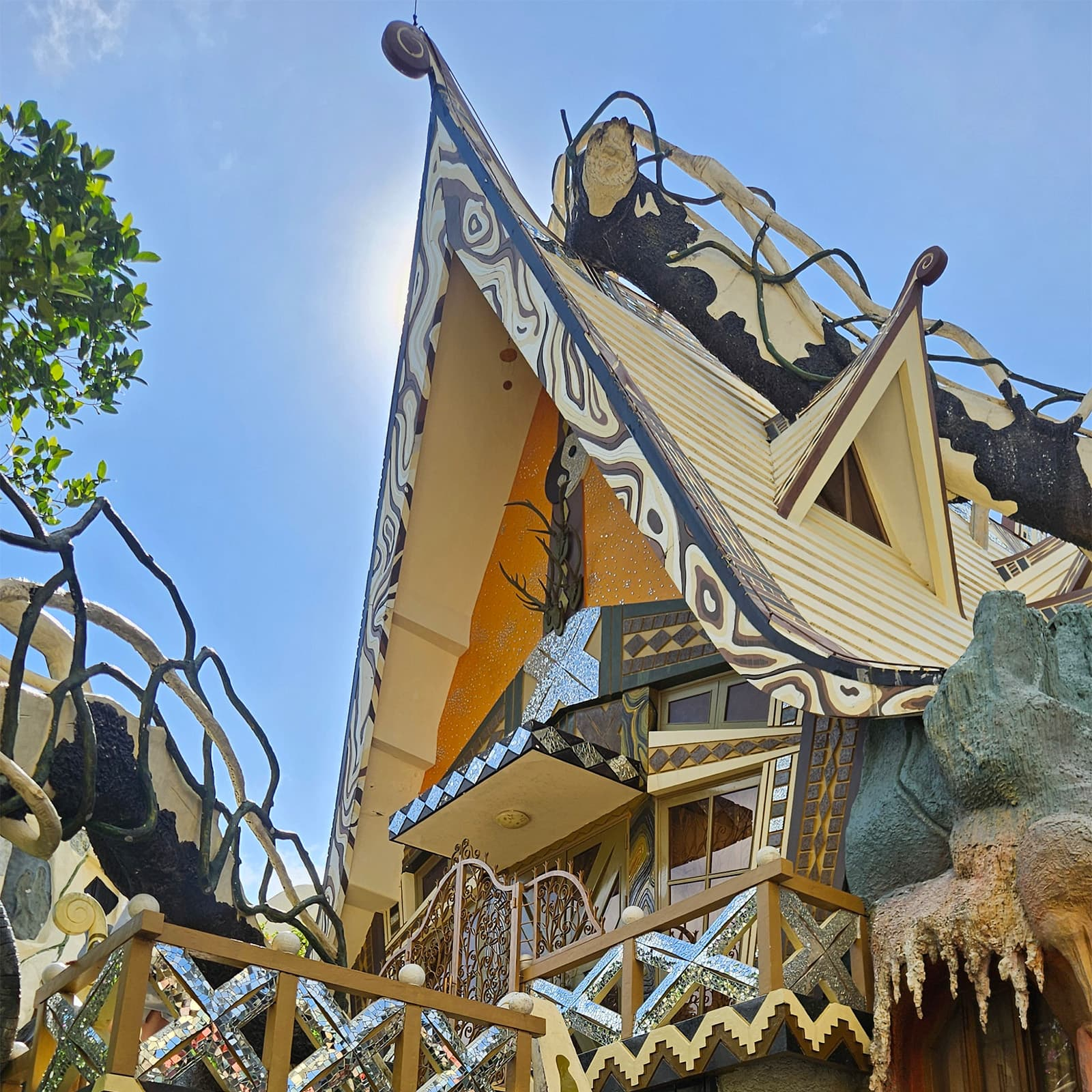 Crazy House Dalat с мостиками между башнями и неровными каменными поверхностями создаёт атмосферу сюрреалистической сказки в центре горного города