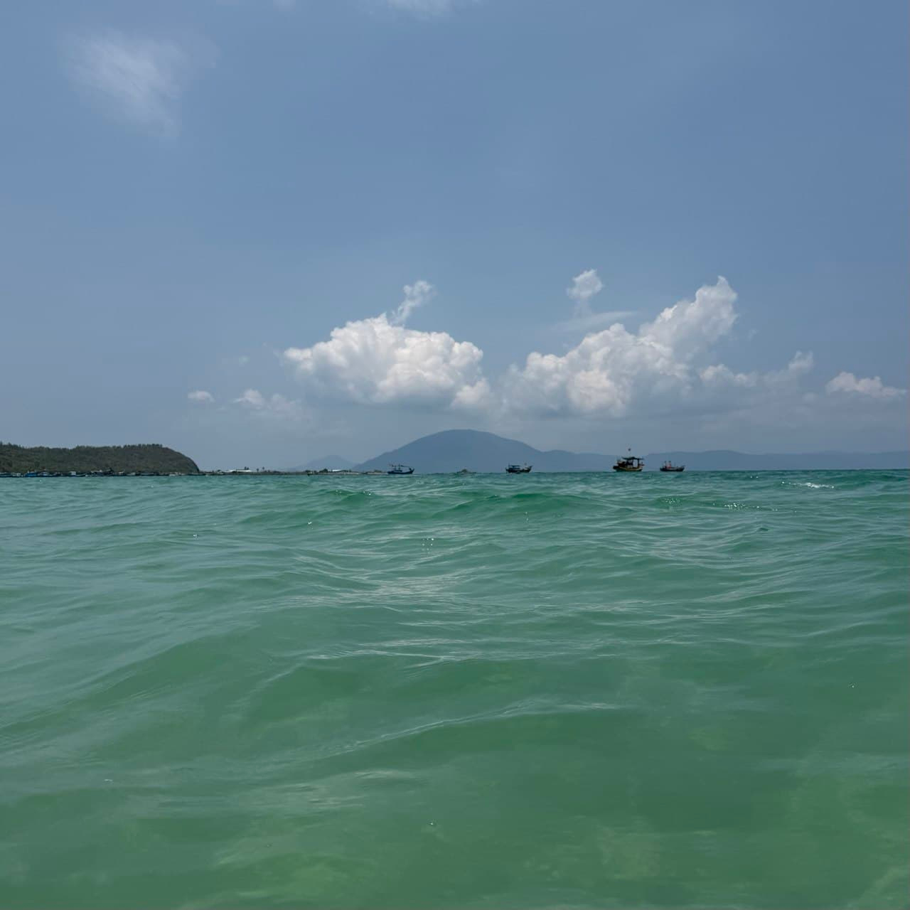 Море на пляже Зоклет Dốc Lết — прозрачная вода, острова на горизонте и отдых в Кханьхоа