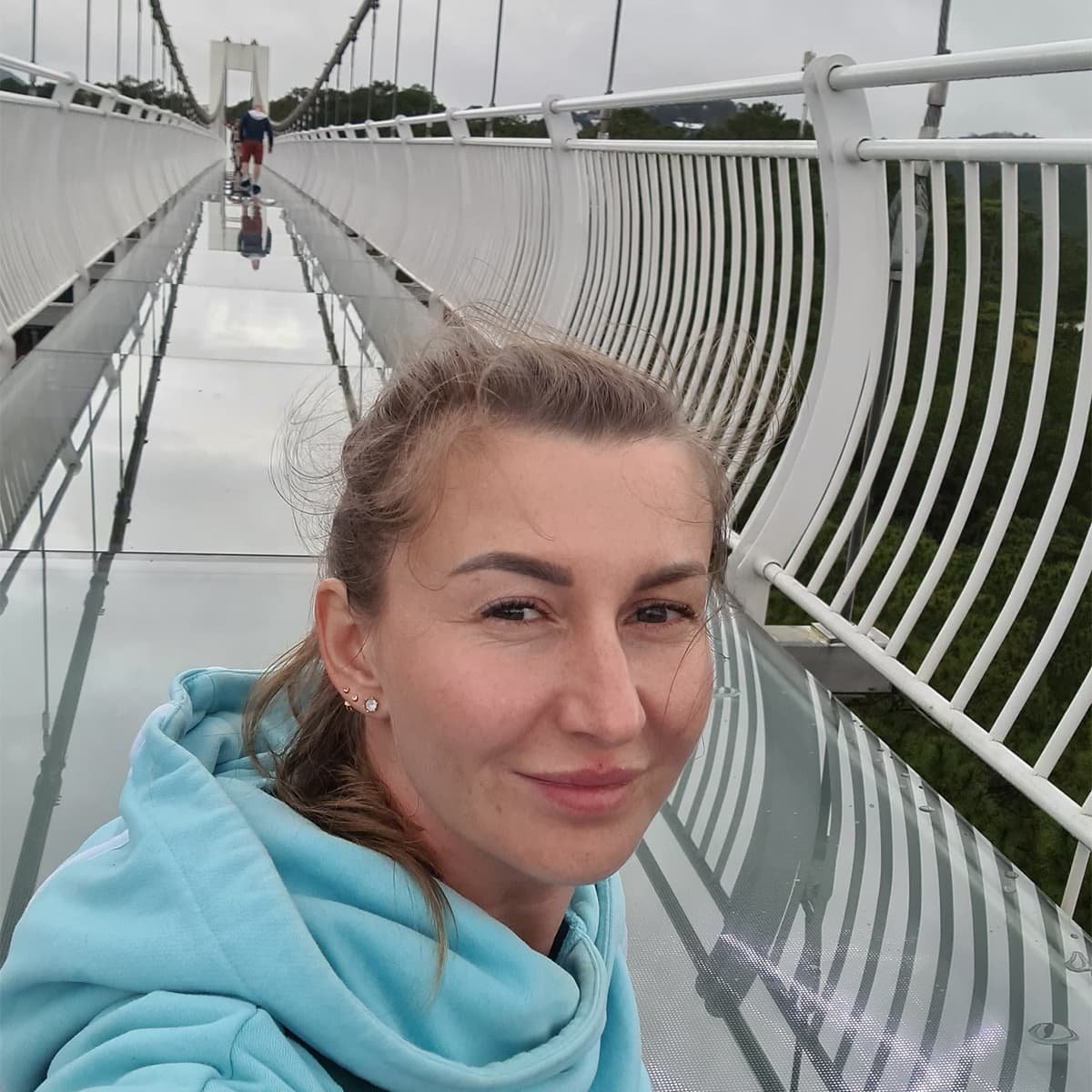 Экскурсия в Далате с Тиана Турс: прозрачный мост с видом на горы и плантации