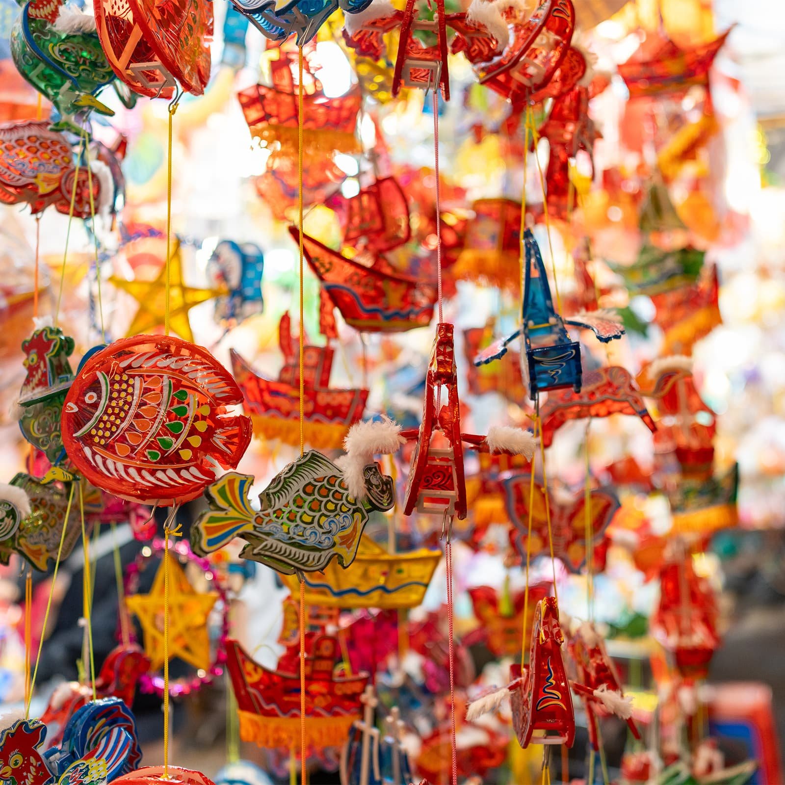 Рынок исторически связан с портовой эпохой: в период расцвета Хойана сюда сходились речные, морские и сухопутные маршруты, поэтому торговля всегда была частью городской идентичности.