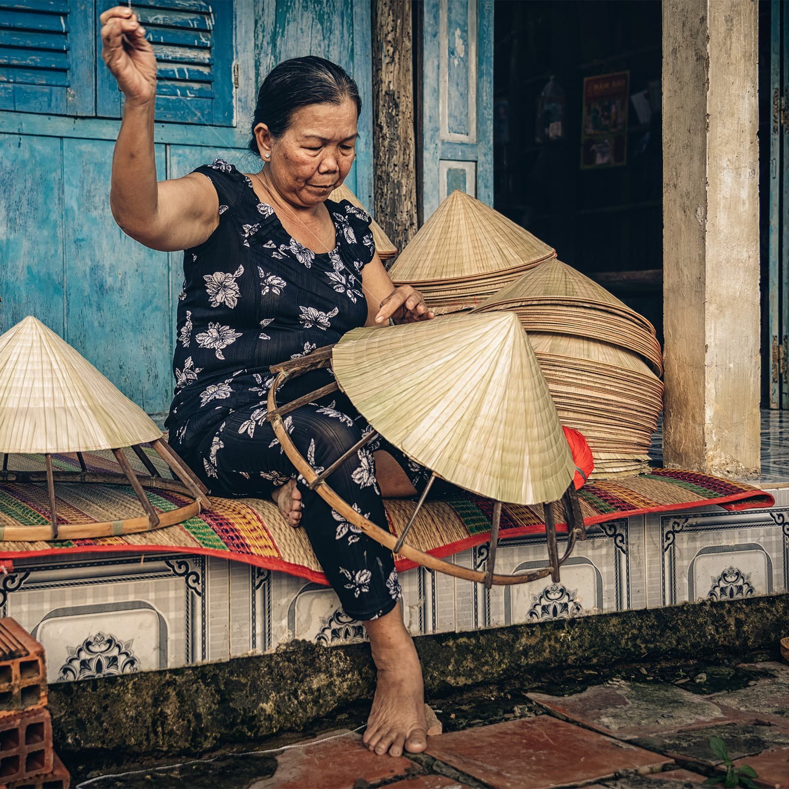 Внутри рынок разделён на зоны: свежие овощи и тропические фрукты, рыба и морепродукты, специи, готовая еда, а также ряды с текстилем, шёлком и сувенирами.