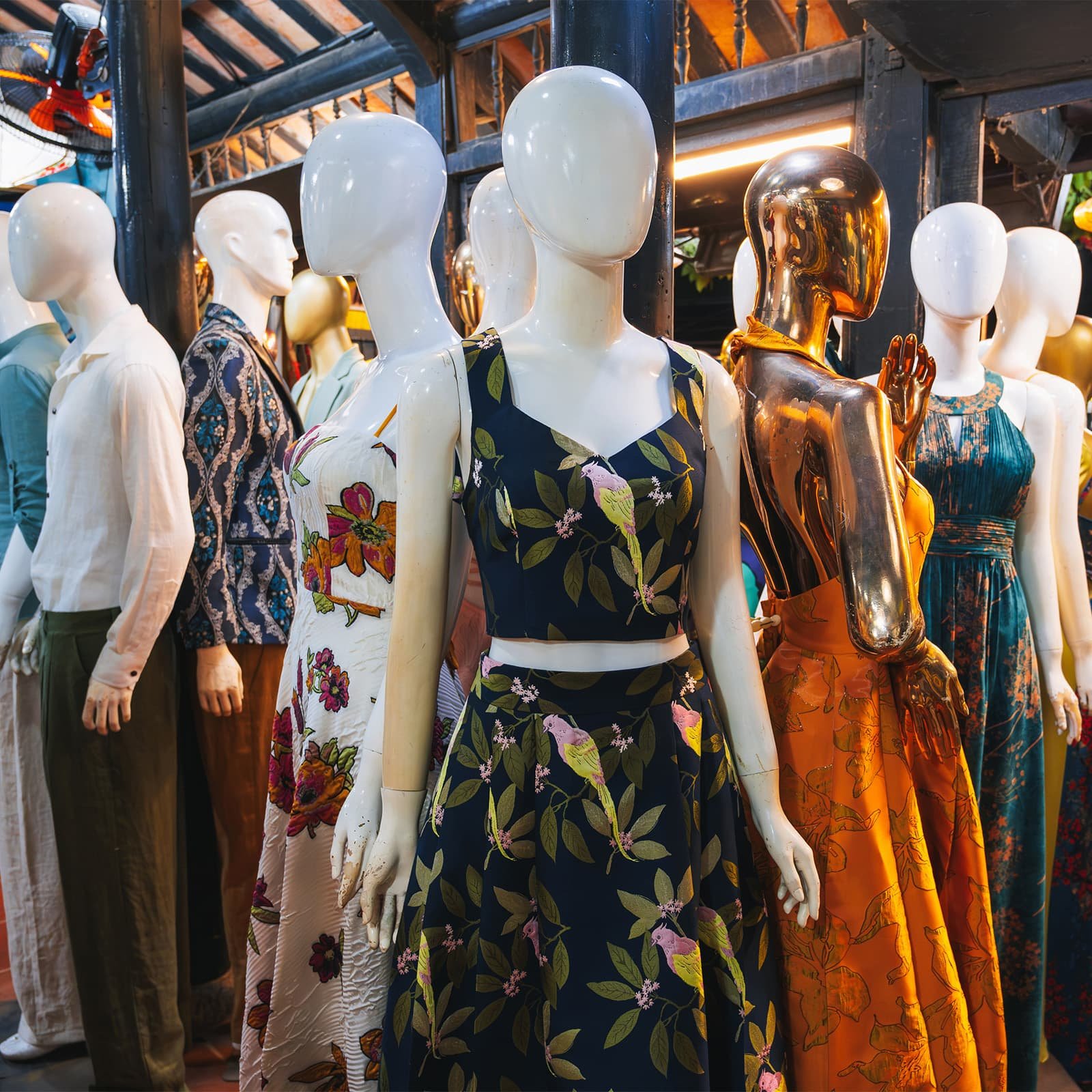 Особенно выразительно здесь утром: продавцы в конических шляпах, лодки у речных причалов и плотная, «рабочая» атмосфера, которая показывает повседневный Хойан без декораций.