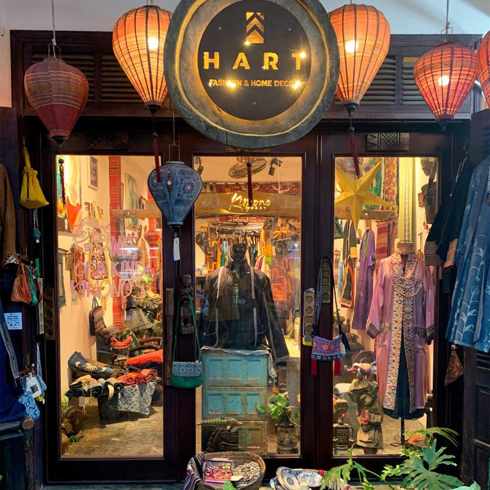 Центральный рынок удобно вписывается в прогулку по Старому городу: это короткая остановка, которая добавляет маршруту «вкус» и контекст, связывая архитектуру XV–XIX веков с современной городской жизнью.