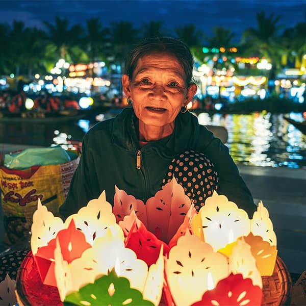 Для туриста фестиваль — лучший способ увидеть «город огней» таким, каким его описывает Хойан: жёлтые фасады, тёмная черепица, деревянные ставни и балконы читаются в тёплом свете фонарей и выглядят цельно, без современной подсветки.