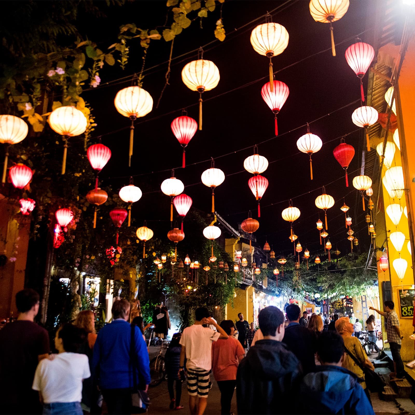 Фестиваль фонарей в Хойане проходит в ночь полнолуния по лунному календарю (обычно в 14-й день месяца) и превращает Старый город в пространство мягкого света и неспешной прогулки.