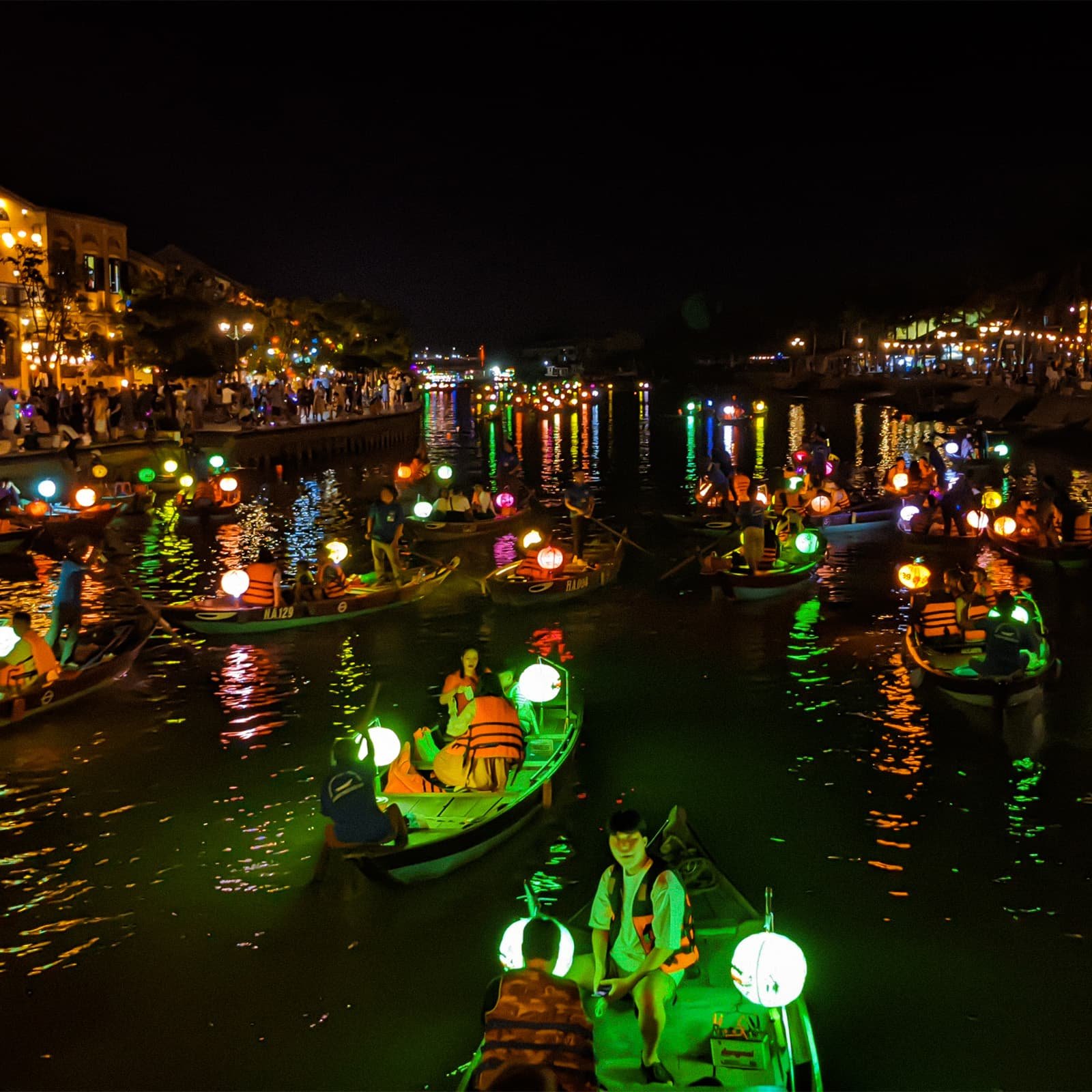 В эти часы в историческом центре выключают электрическое освещение и ограничивают движение транспорта, поэтому улицы, фасады домов и набережные подсвечиваются тысячами разноцветных шёлковых фонарей.