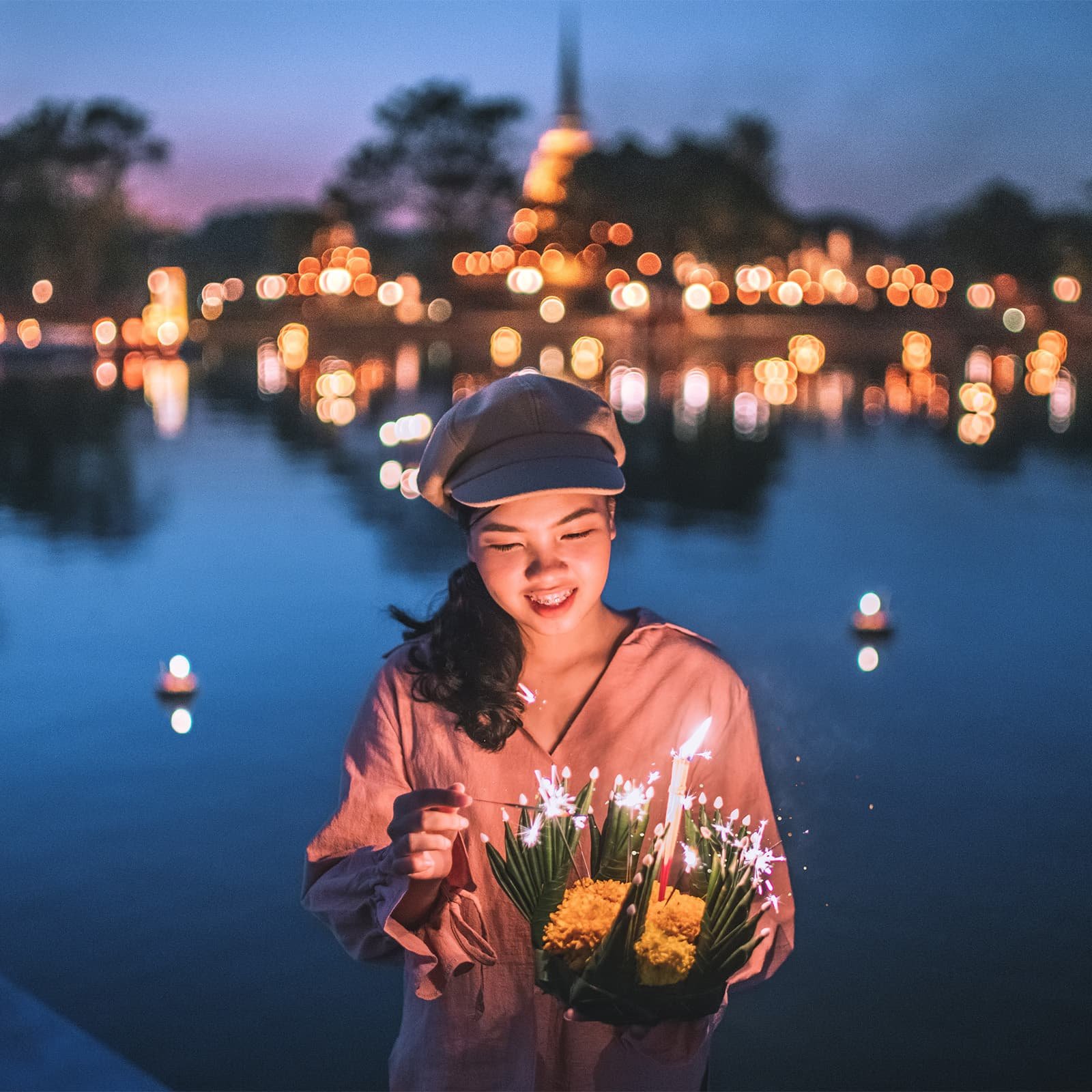 Во время фестиваля проходят выступления, народные игры и представления театра bài chòi, который включён в список нематериального наследия ЮНЕСКО, — город звучит иначе и становится более «сценическим».