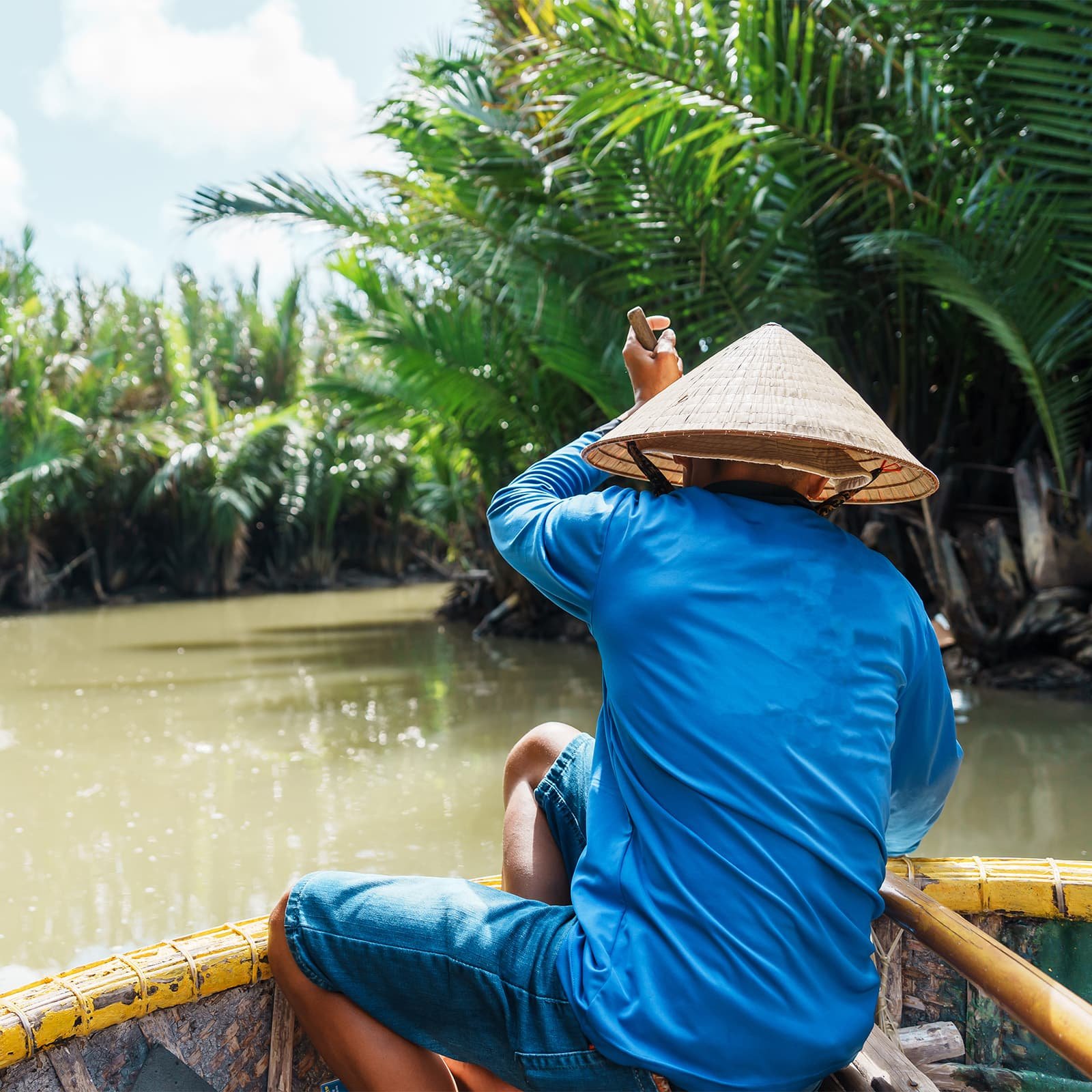 По пути показывают повседневный уклад прибрежных деревень: рыбацкие стоянки, простые хижины у воды и традиционные приёмы ловли в мангровых зарослях.