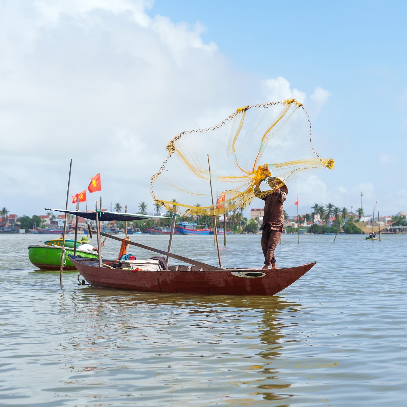 Главный способ увидеть Бай Мау — прогулка на круглых корзиночных лодках thúng chai, которыми управляют местные рыбаки, проводя гостей по узким зелёным протокам.