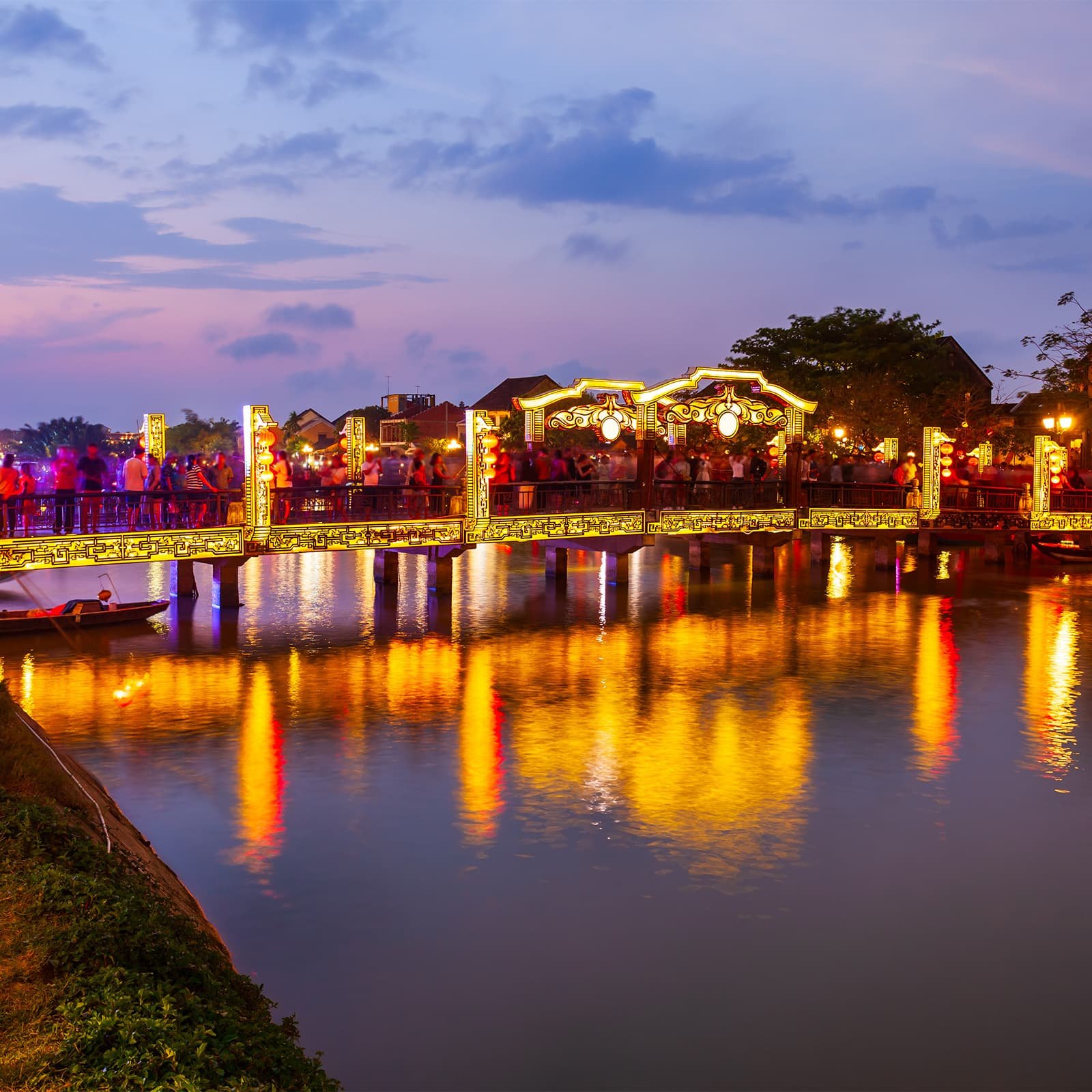 Пешеходный мост Ан Хой соединяет Старый город Хойана с островом Ан Хой через реку Тхубон и служит удобным переходом между двумя самыми оживлёнными частями города.