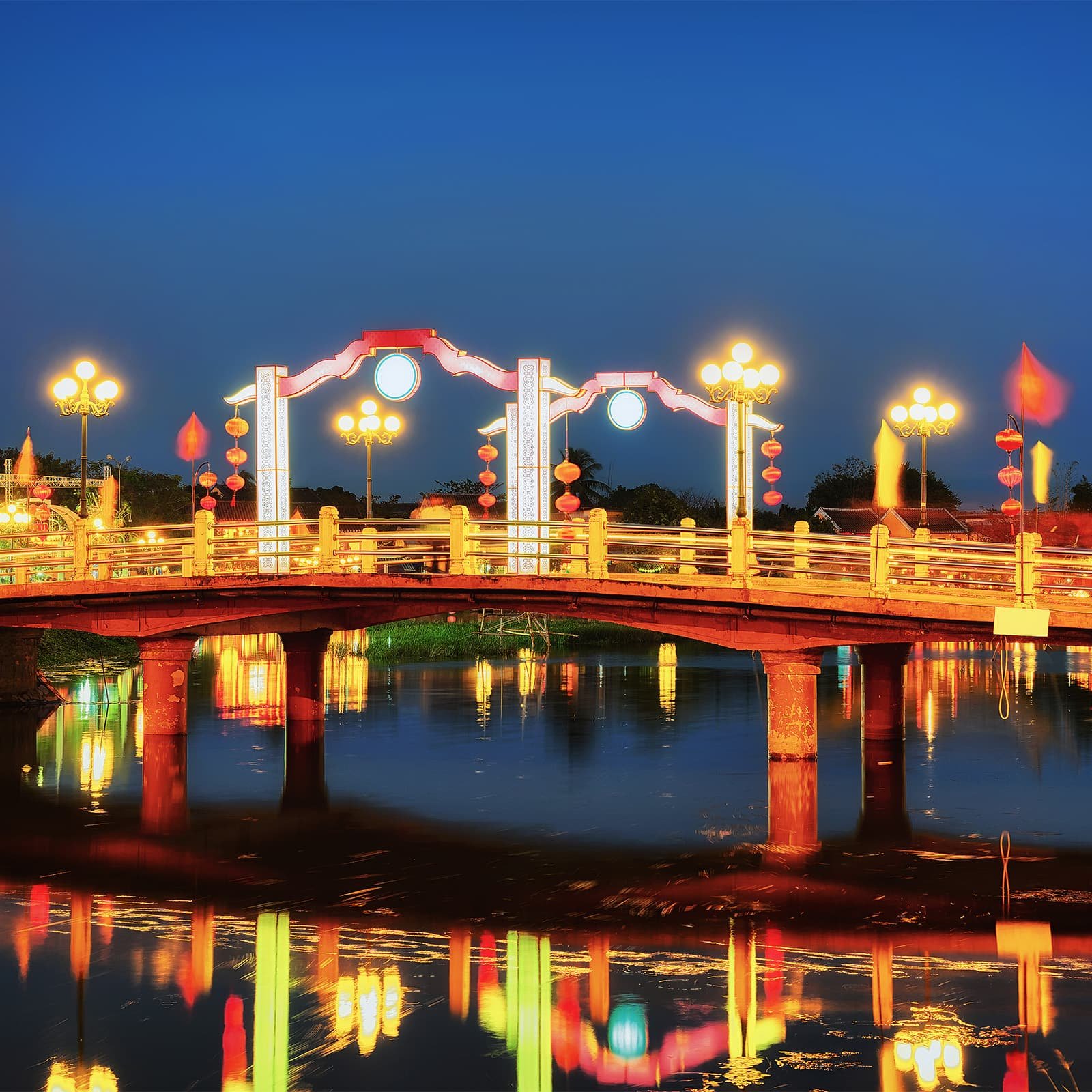 С моста открывается один из самых узнаваемых видов на реку Тхубон: лодки у набережных, фасады Старого города и линия огней вдоль воды.