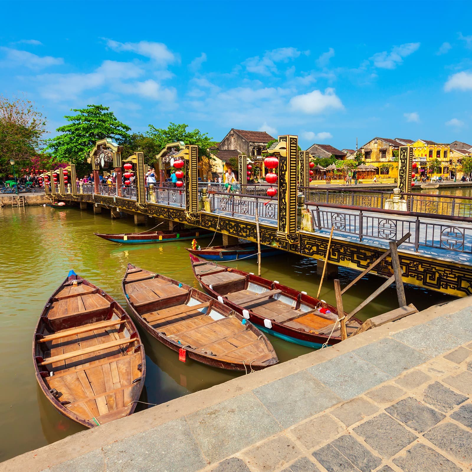 Во время Фестиваля фонарей и по выходным Ан Хой выглядит наиболее атмосферно — в этот момент мост превращается в смотровую площадку на «город огней» и реку с фонариками.