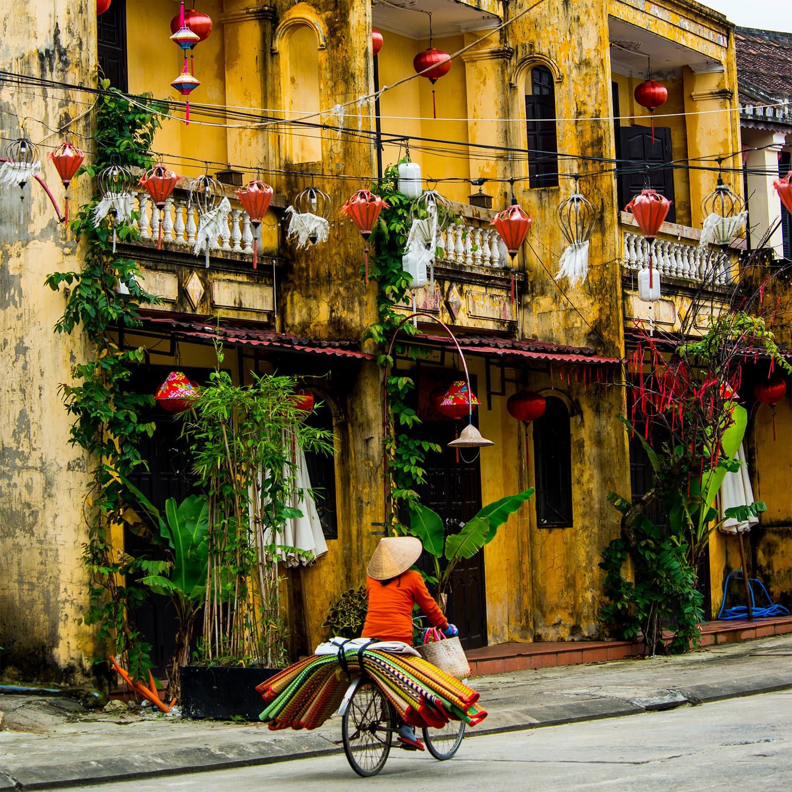 Тёплые жёлтые фасады, черепичные крыши и мягкая геометрия старых улиц создают узнаваемый образ Хойана, где историческая застройка выглядит цельно и «по-настоящему».