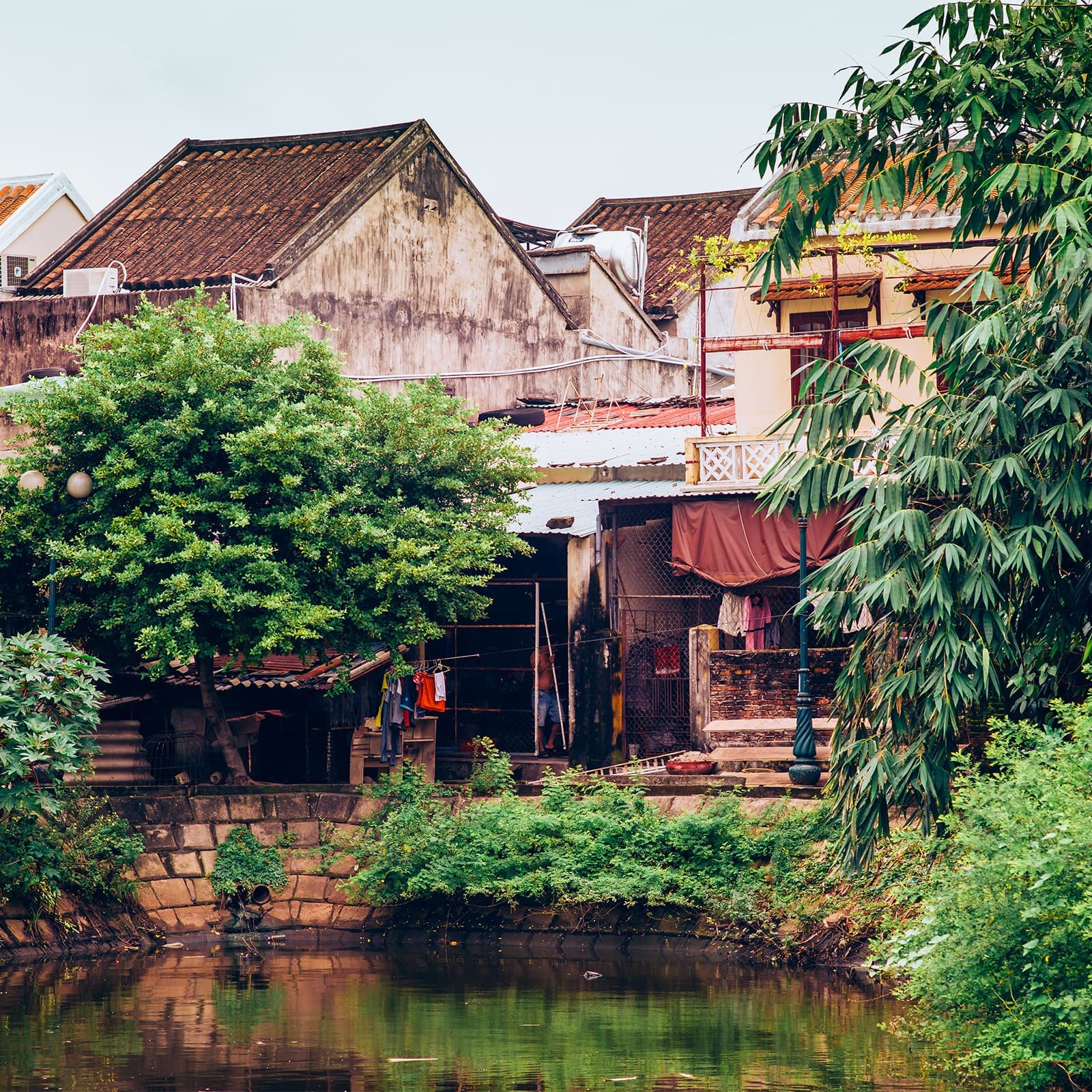 Во время Фестиваля фонарей Старый Хойан становится особенно атмосферным — электрический свет выключают, и город освещают тысячи шелковых фонарей на улицах и у воды.