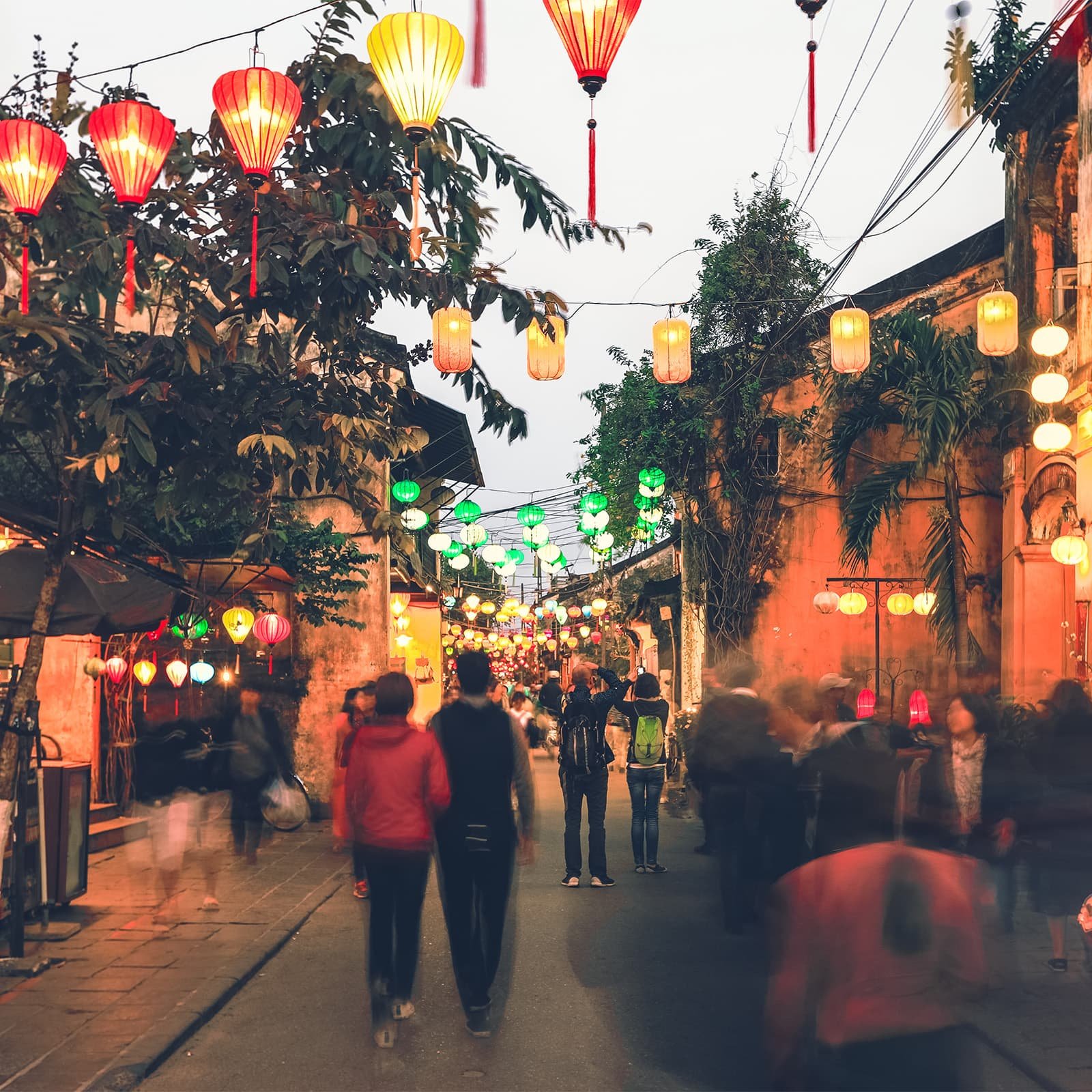 Старый город Хойана — историческое ядро на берегах реки Тхубон, где сохранилась планировка торгового порта XV–XIX веков и атмосфера «живого» города, а не музея под открытым небом.