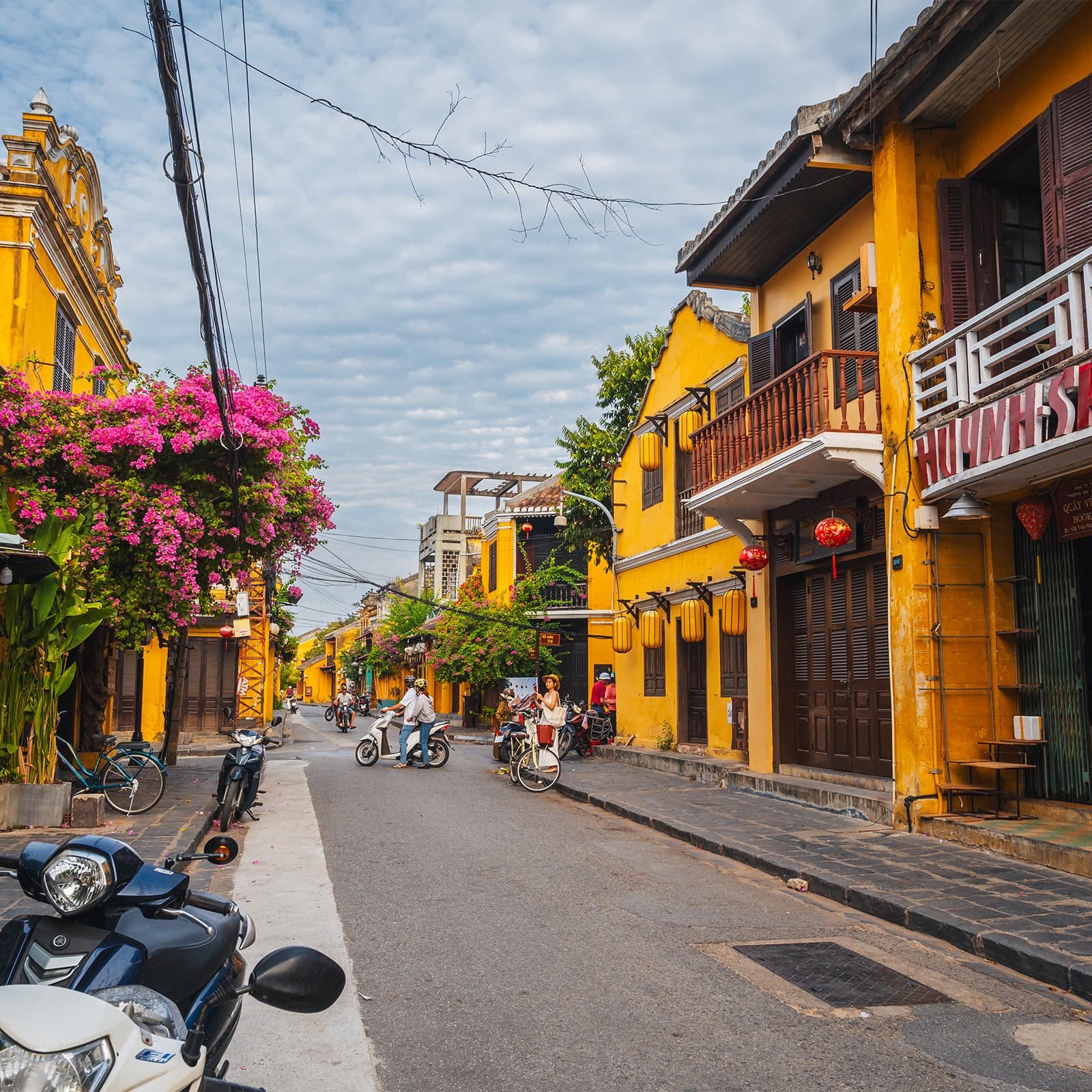 Архитектура Старого города Хойан соединяет вьетнамские, китайские и японские элементы — деревянные дома, храмы и ассамблейные дома создают узнаваемый облик многонационального порта.