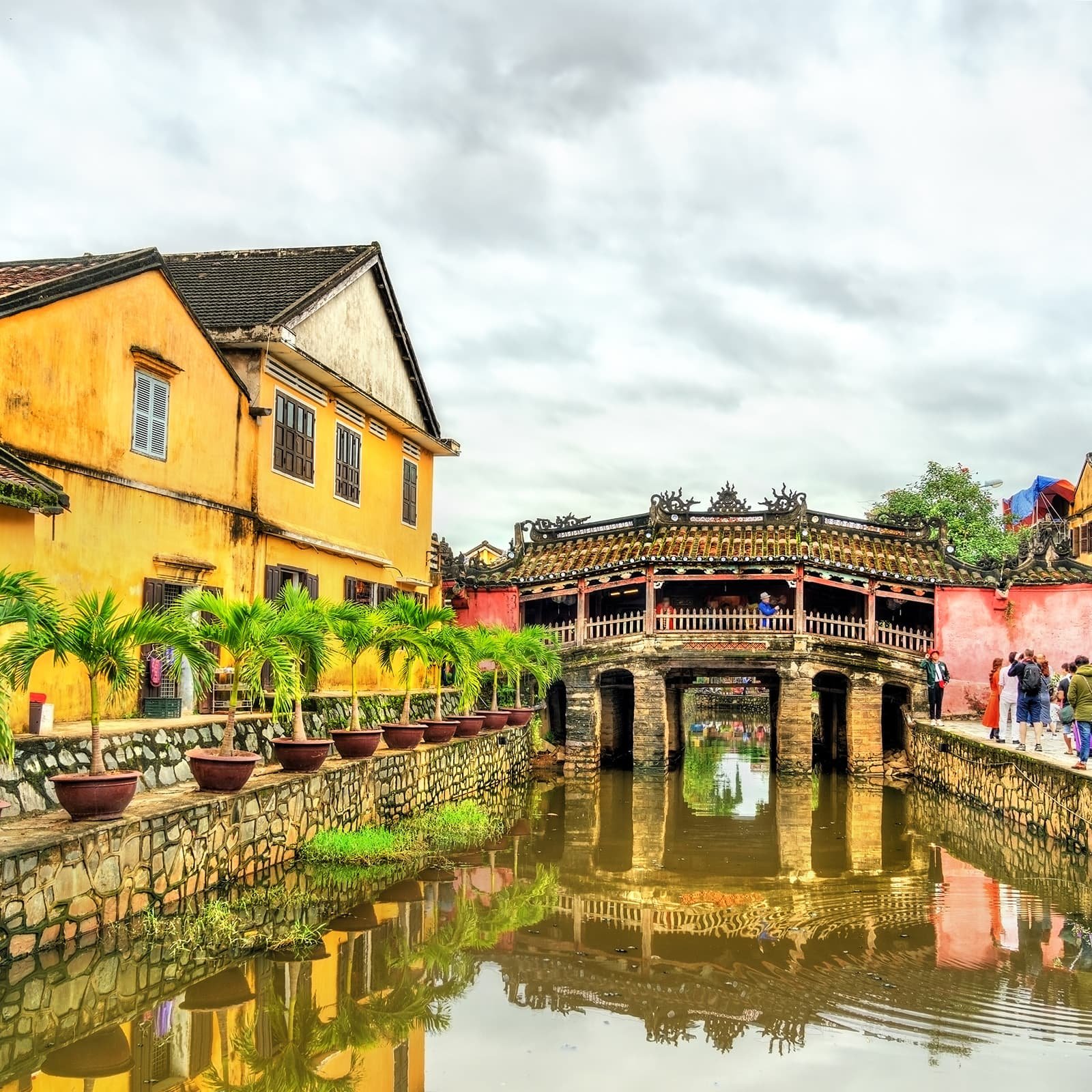 Японский крытый мост Chùa Cầu в Хойане — символ Старого города: деревянный переход XVII века на каменном основании, перекрытый изогнутой крышей, которая защищает проход от солнца и дождя.