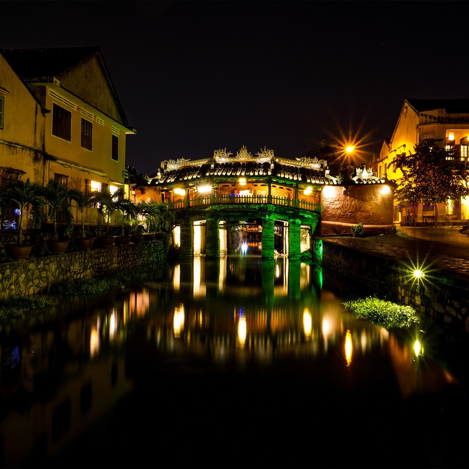 Исторический мост Chùa Cầu построили японские торговцы в XVII веке, чтобы соединить японский и китайский кварталы Хойана — редкий памятник эпохи международного порта Файфо.