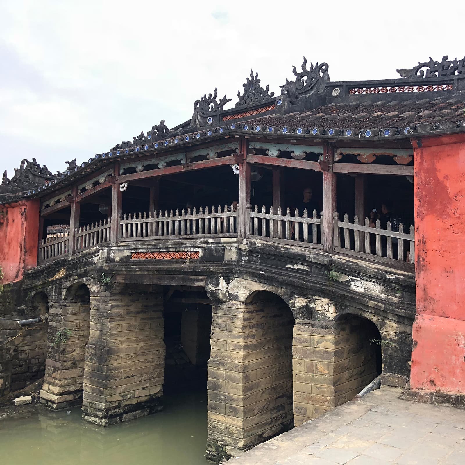 Длина Японского крытого моста около 18 метров; внутри находится небольшая пагода, из-за чего мост воспринимается не только как переход, но и как культовый объект на маршруте по Старому городу.