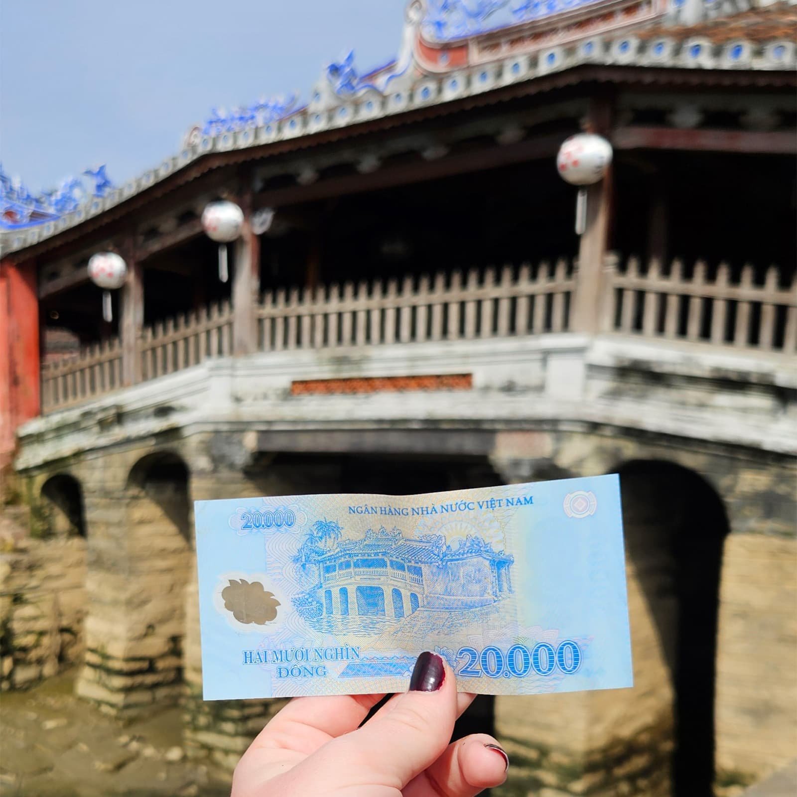 У входов на Японский мост стоят деревянные статуи собаки и обезьяны — знаки восточного календаря, связанные с годами начала и завершения строительства, и один из самых узнаваемых деталей Хойана.