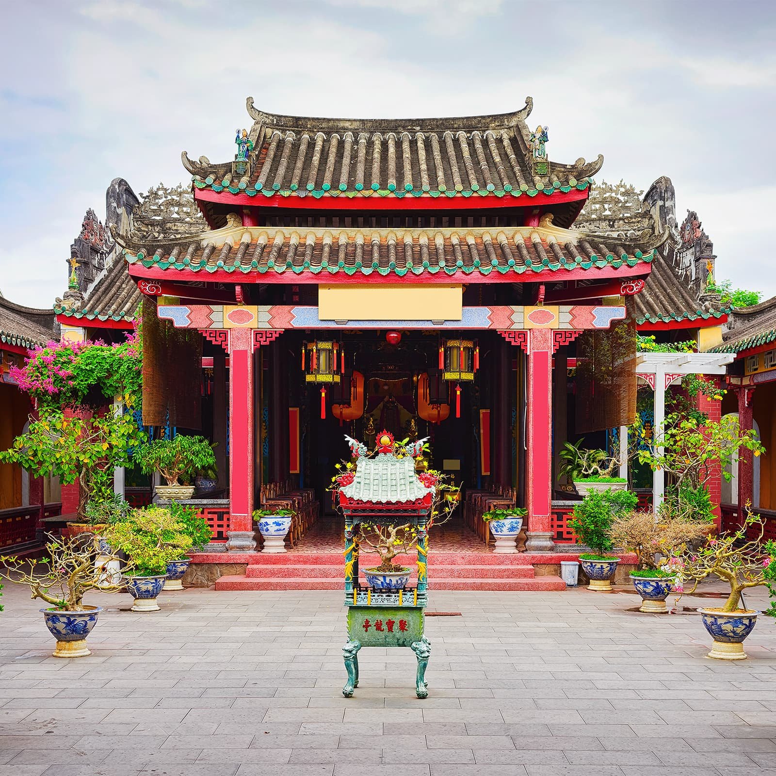 Пять главных hội quán Старого города Хойана связаны с разными диаспорами южного Китая: Фуцзянь, Кантон, Хайнань, Теочжоу и Зал собраний Хайнань — каждый со своим покровителем и традициями.