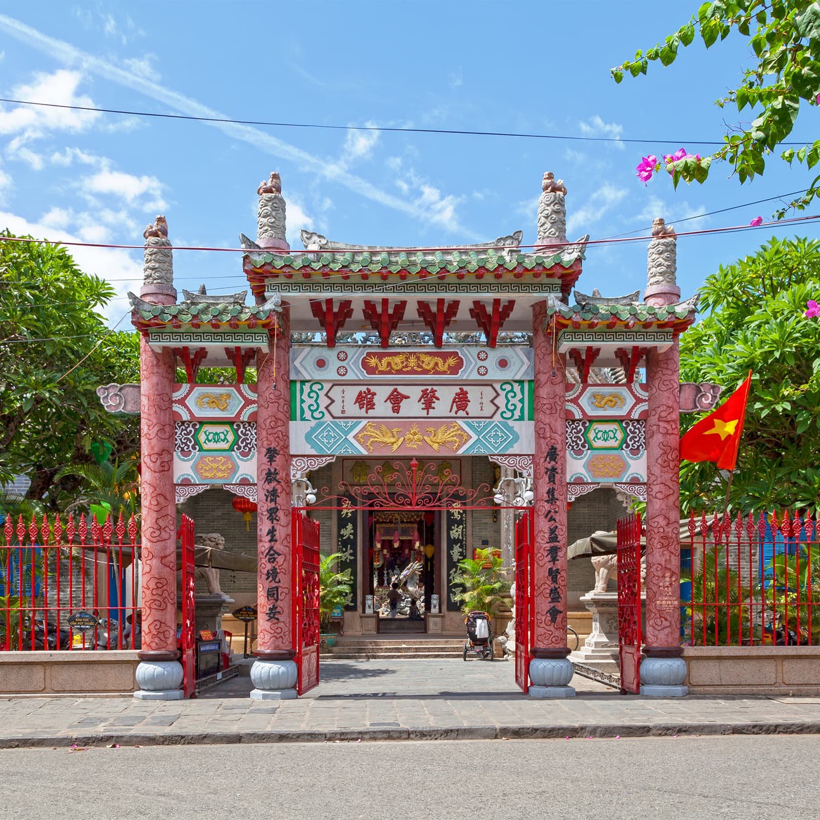 Интерьеры Phúc Kiến Hội Quán запоминаются резными деревянными панелями, керамическими барельефами и подвесными благовониями, создающими плотную, «дымчатую» атмосферу действующего храма.