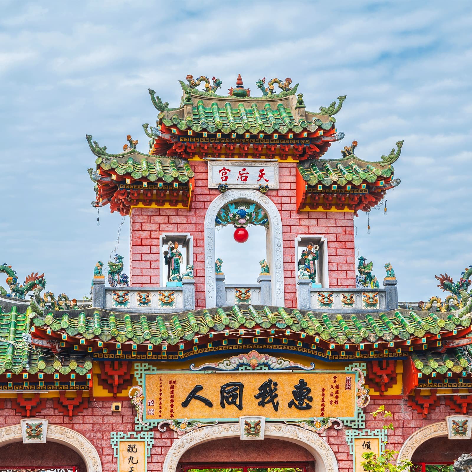 Фуцзяньский храм Phúc Kiến Hội Quán в Хойане — крупнейший и самый посещаемый китайский ассамблейный дом Старого города, основанный общиной выходцев из Фуцзяни в XVIII веке.