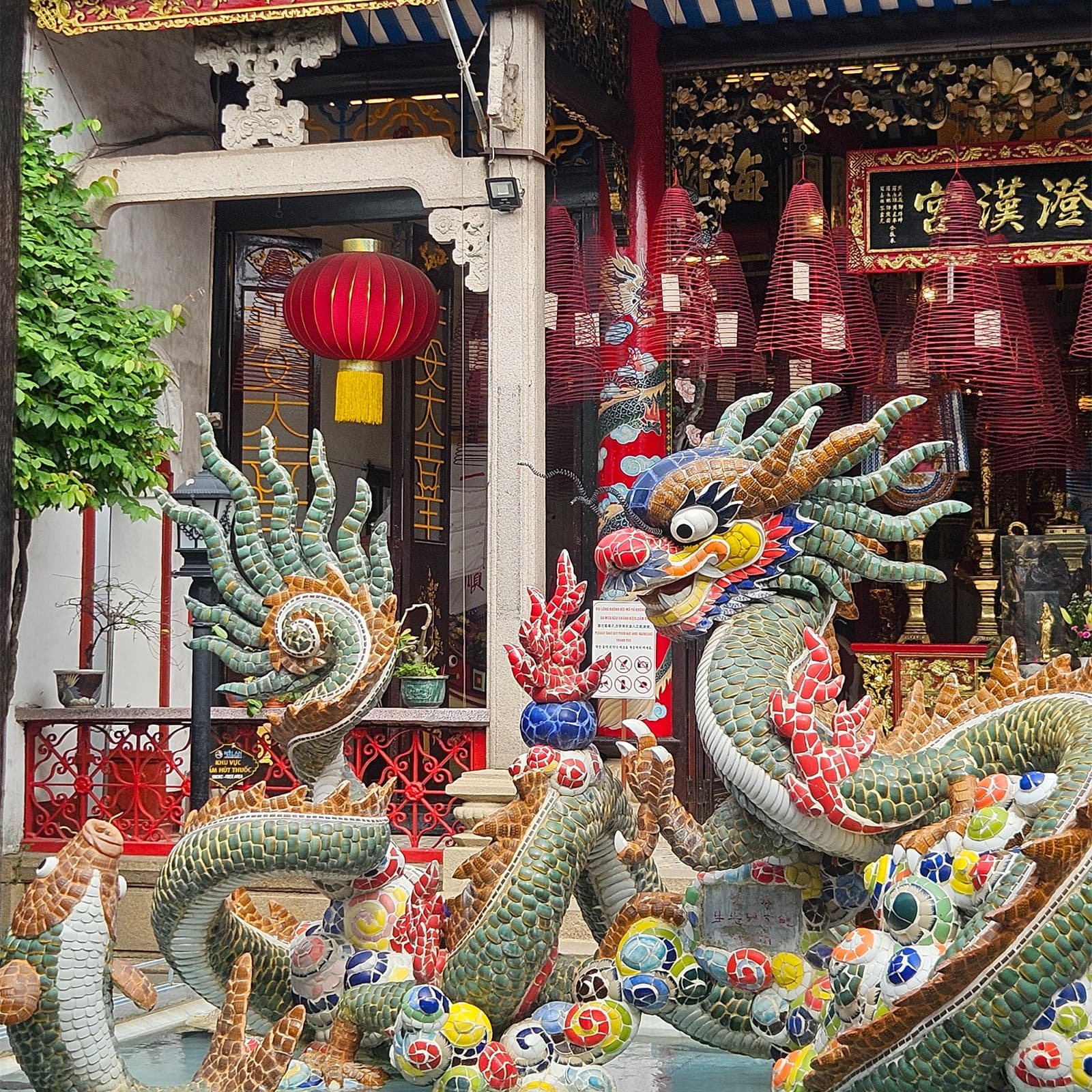 Кантонский храм Quảng Đông Hội Quán в Хойане — один из самых выразительных китайских ассамблейных домов Старого города, построенный кантонской общиной в конце XVIII–XIX веках.