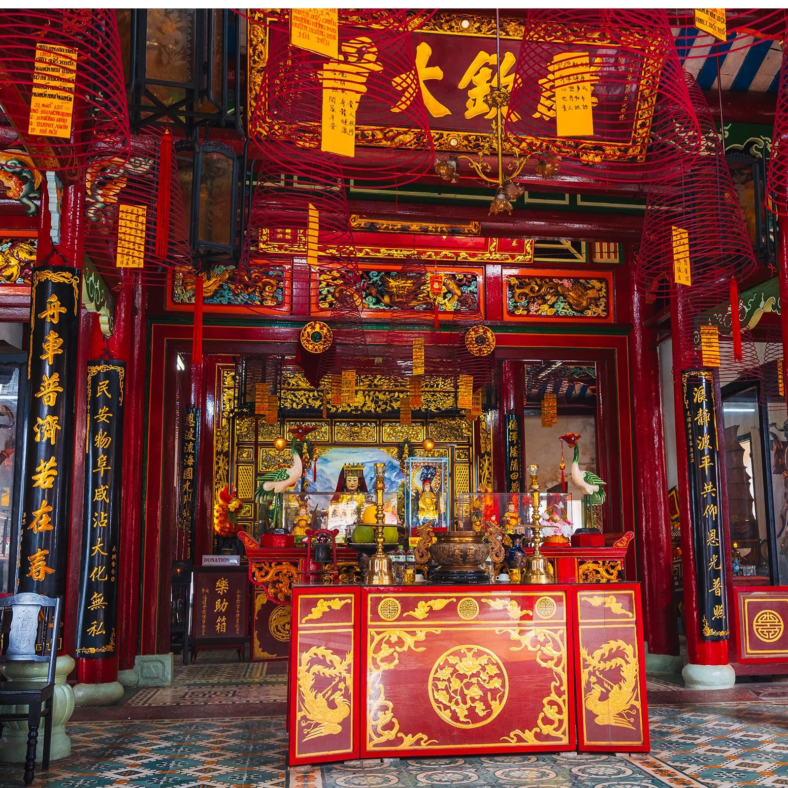 Архитектура китайских ассамблейных храмов Хойана узнаваема по воротам Tam Quan, внутренним дворикам, алтарям божеств-покровителей и сложной резьбе по дереву, создающей «музейный» эффект в действующем храме.