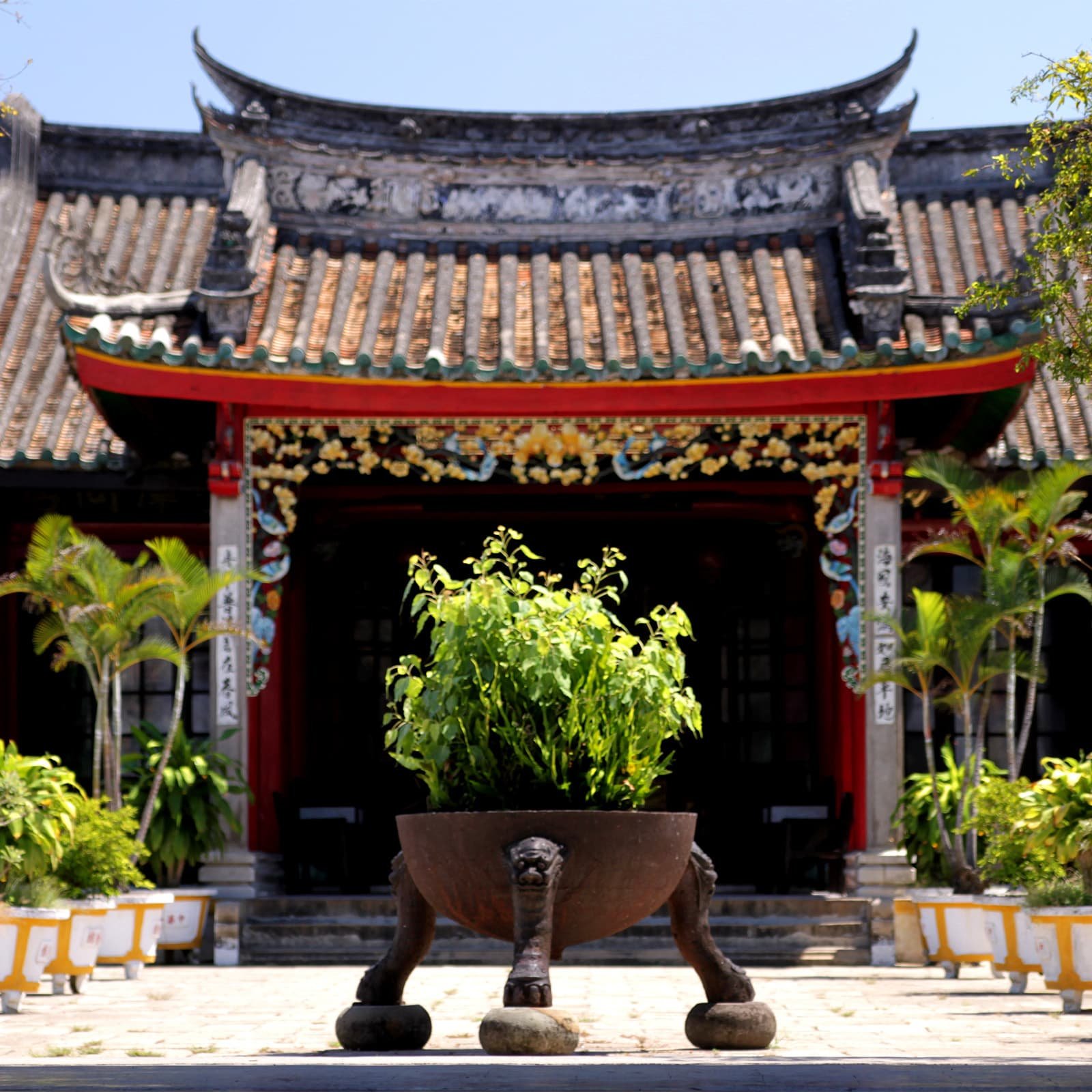 Это место связано с трагической страницей истории Хойана: храм посвящён памяти 108 китайских купцов, ошибочно казнённых по подозрению в пиратстве, а позднее реабилитированных.