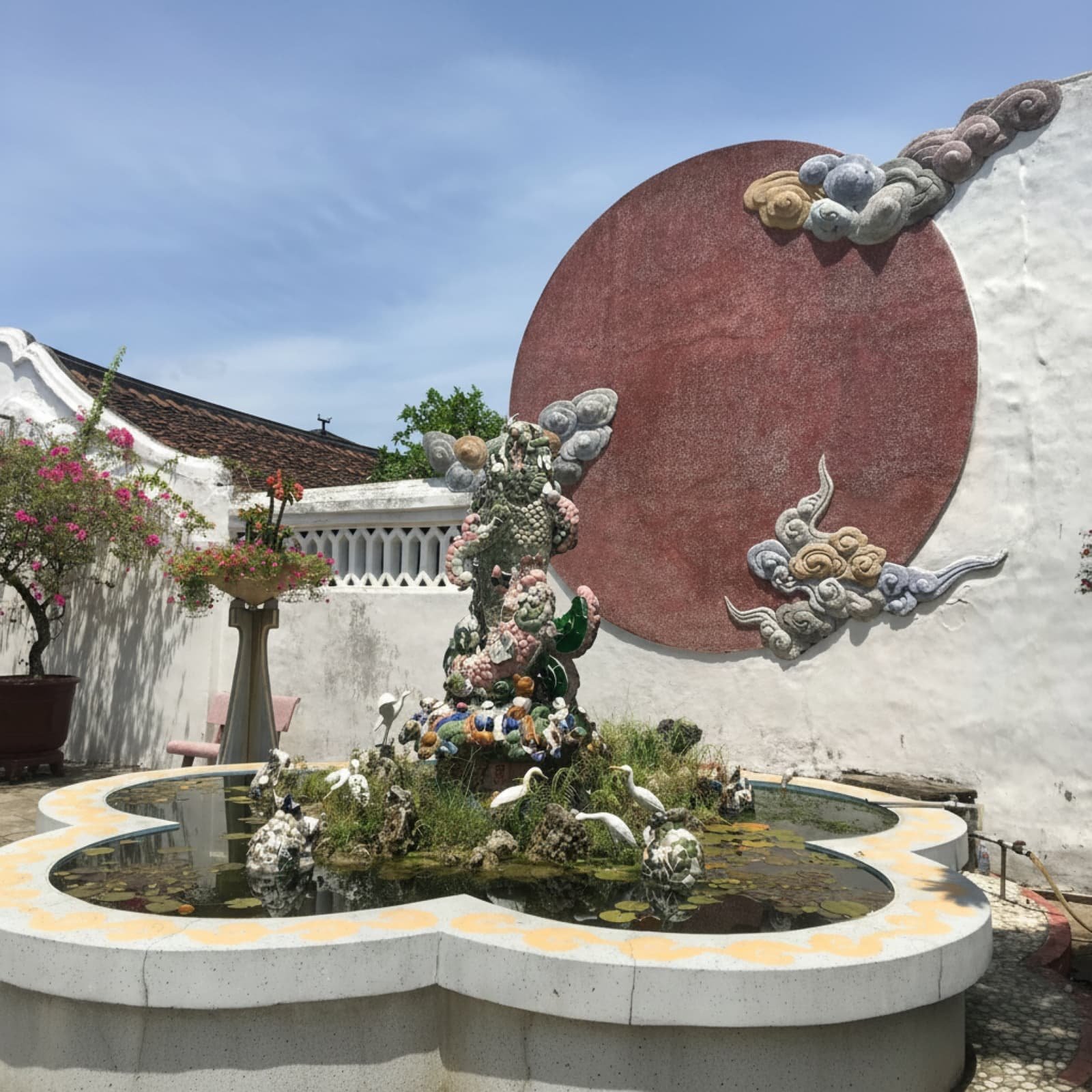 Храм Теочжоу Triều Châu Hội Quán в Хойане — китайский ассамблейный храм, построенный в 1845 году выходцами из региона Теочжоу (Чаочжоу) в историческом центре города.