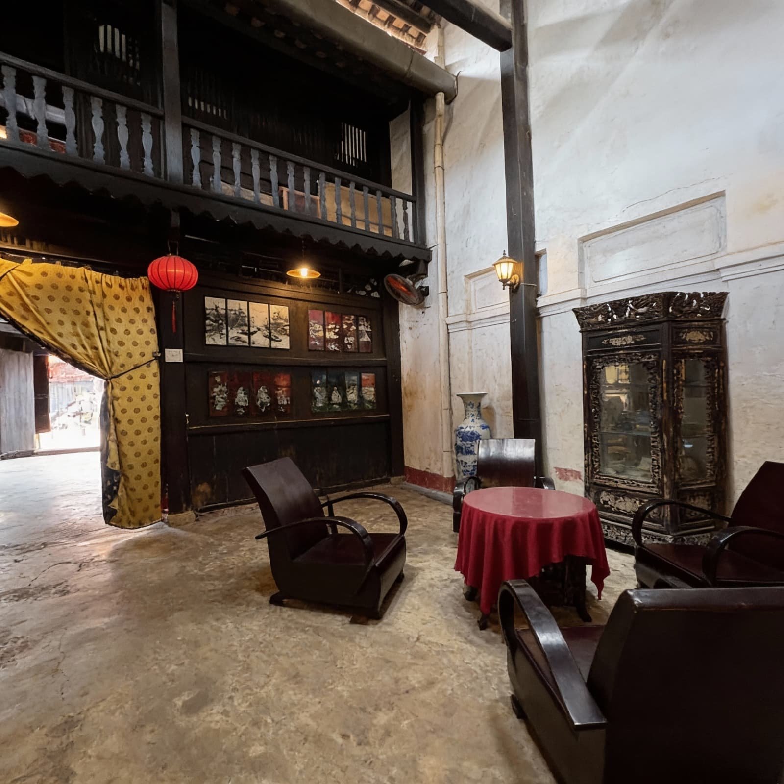 Дом более двухсот лет принадлежит одной семье и передаётся по наследству восьми поколениям, поэтому внутри сохранилась непрерывность быта и семейных традиций.