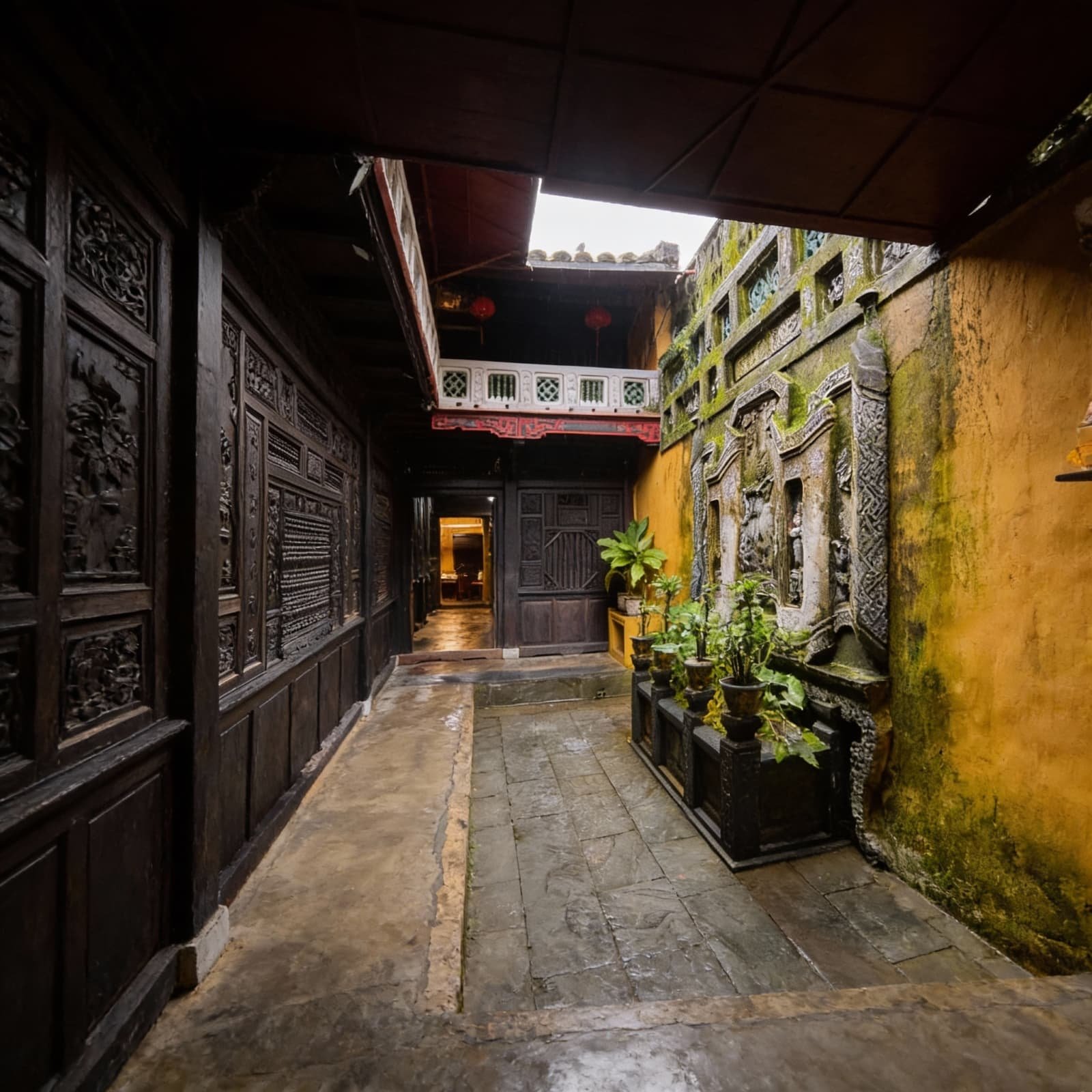 Дом Куан Тханг (Quan Thang House) — образец традиционного купеческого жилья XVIII века в историческом центре Хойана, связанный с именем капитана Куана Тханга.