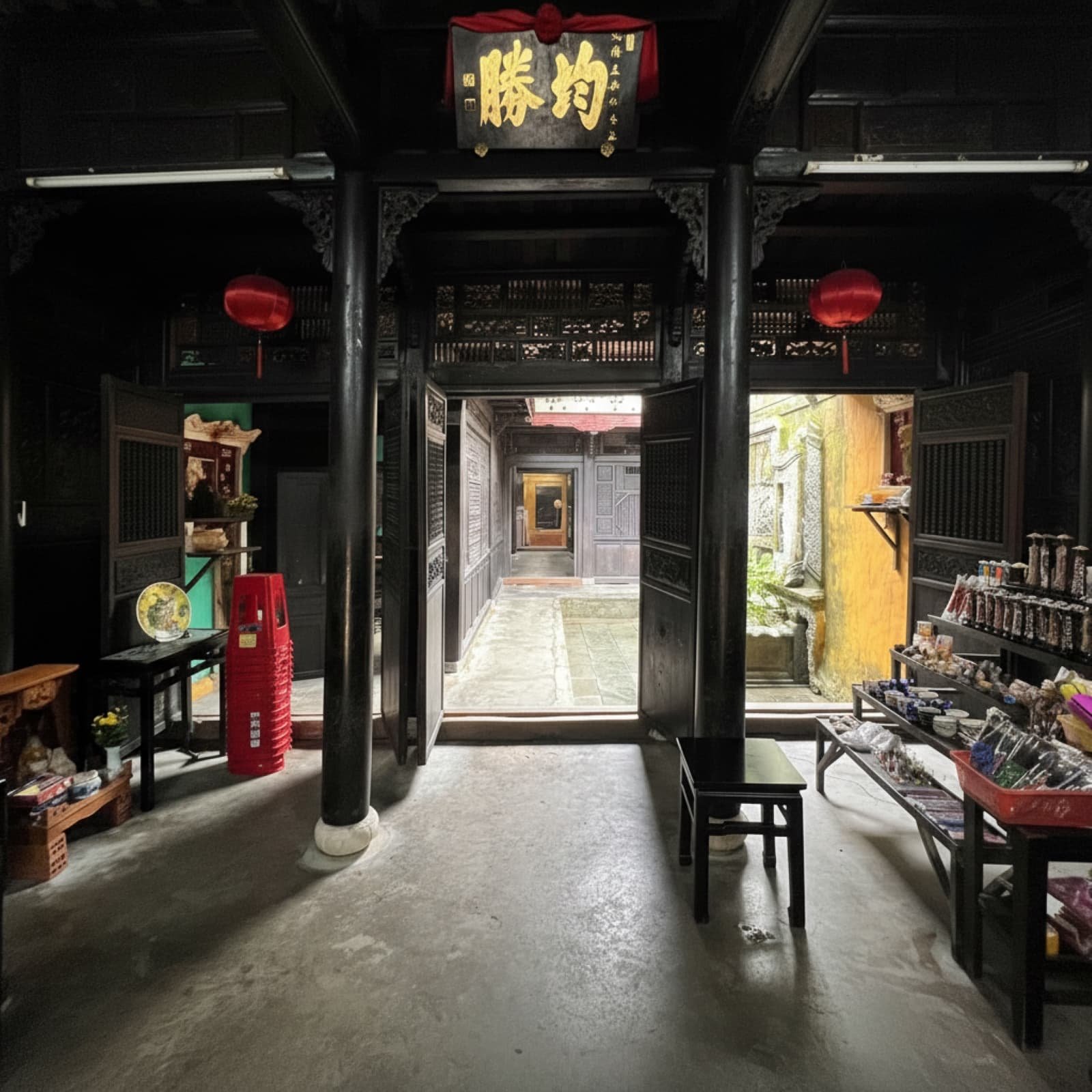 Внутренний дворик служит источником света и вентиляции, что особенно важно для деревянных домов в жарком и влажном климате центрального Вьетнама.