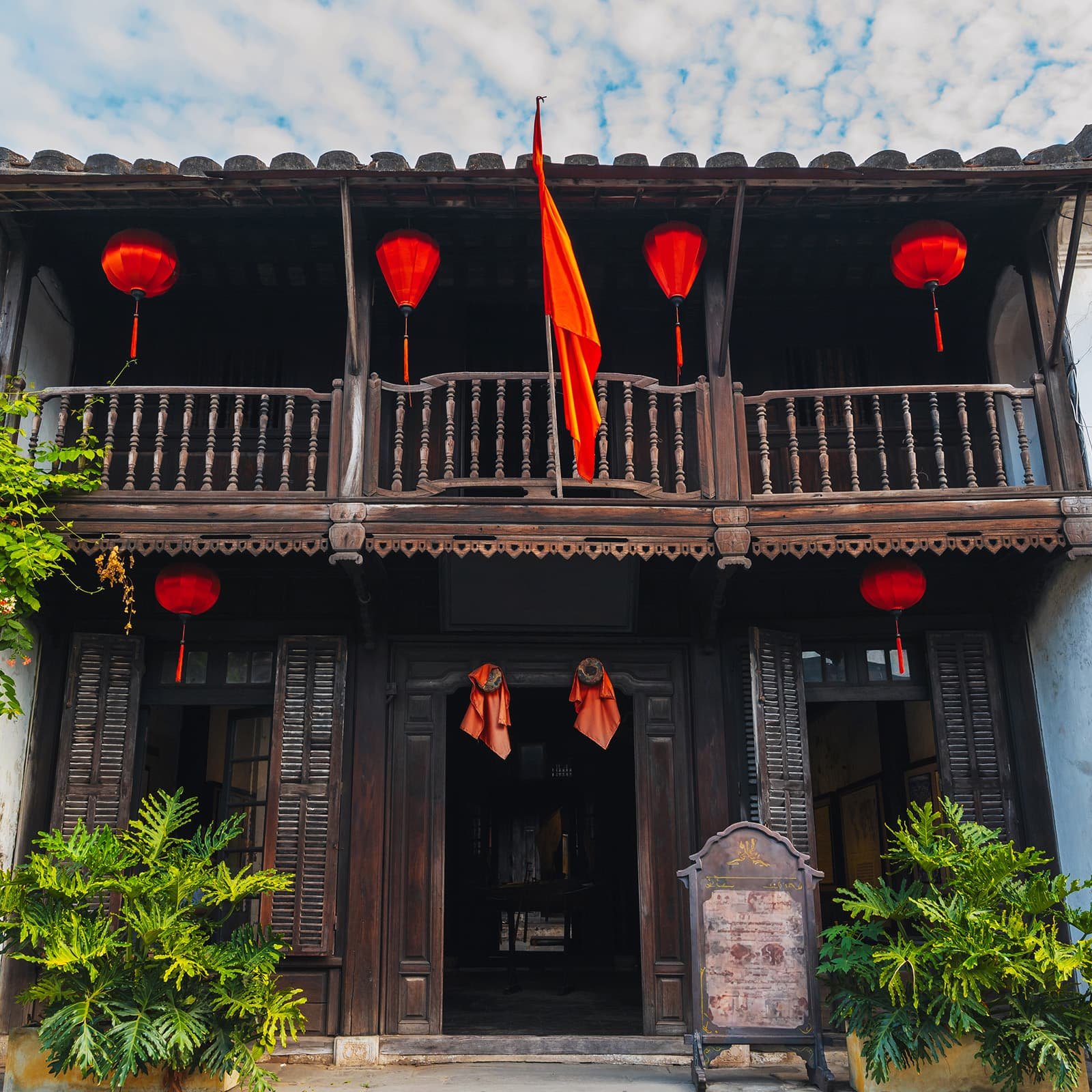 Коллекция охватывает период с IX по XIX век и наглядно иллюстрирует, какие товары и стили «проходили» через порт Хойана в эпоху его расцвета.