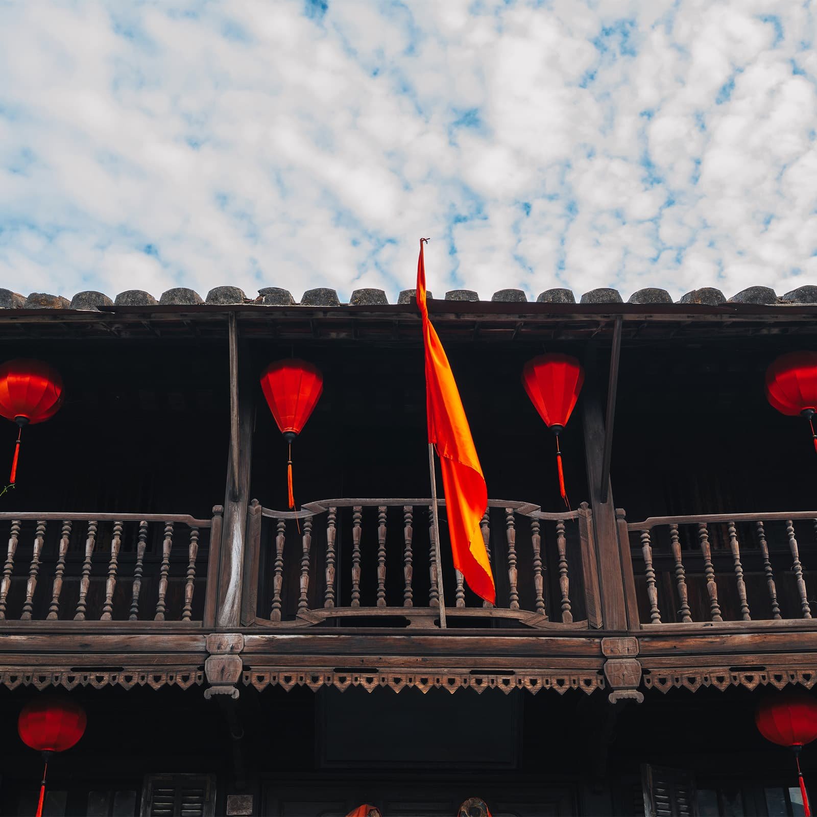 В залах представлены кувшины, чаши, блюда и декоративная керамика разных школ, благодаря чему хорошо читаются торговые связи и культурные влияния между регионами.