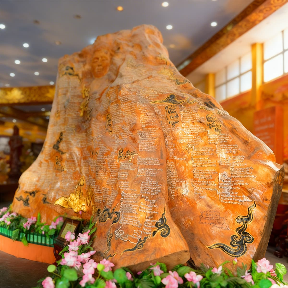 Огромный ствол дерева с сотнями строк «Дхаммапады», вырезанных по всей поверхности, в одном из залов пагоды Линь Фуок в Далате — буддийский текст, словно растущий из дерева